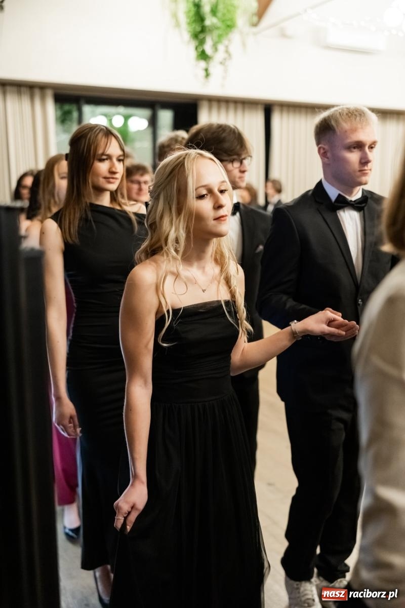 Zdjęcie w galerii na portalu naszraciborz.pl: ZSO nr 1 w Raciborzu po raz pierwszy bawi się na studniówce w Rudach [FOTO i WIDEO] wiadomości z regionu