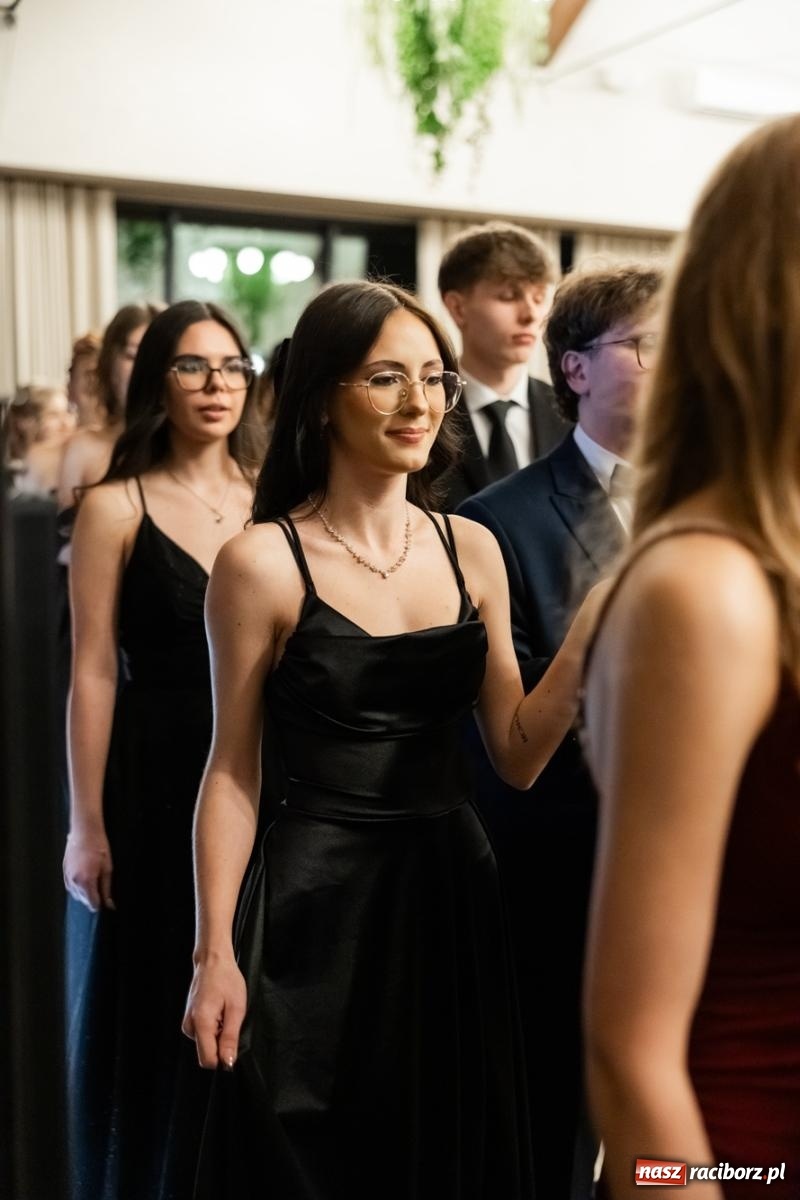 Zdjęcie w galerii na portalu naszraciborz.pl: ZSO nr 1 w Raciborzu po raz pierwszy bawi się na studniówce w Rudach [FOTO i WIDEO] wiadomości z regionu