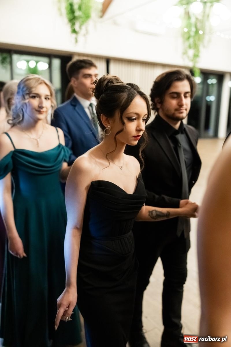 Zdjęcie w galerii na portalu naszraciborz.pl: ZSO nr 1 w Raciborzu po raz pierwszy bawi się na studniówce w Rudach [FOTO i WIDEO] wiadomości z regionu