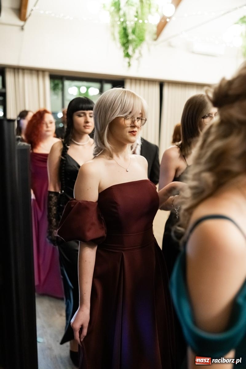 Zdjęcie w galerii na portalu naszraciborz.pl: ZSO nr 1 w Raciborzu po raz pierwszy bawi się na studniówce w Rudach [FOTO i WIDEO] wiadomości z regionu