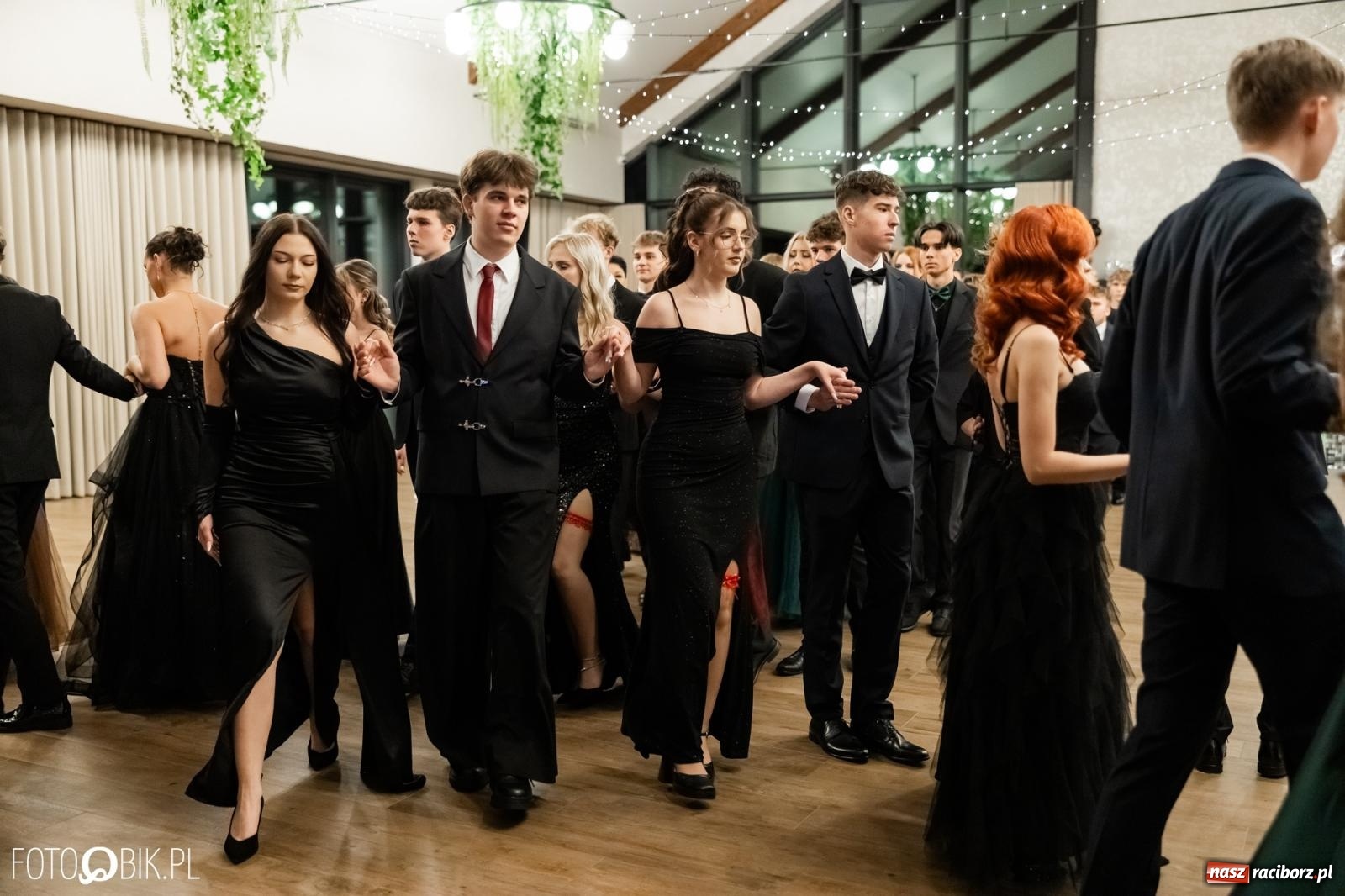 Zdjęcie w galerii na portalu naszraciborz.pl: ZSO nr 1 w Raciborzu po raz pierwszy bawi się na studniówce w Rudach [FOTO i WIDEO] wiadomości z regionu