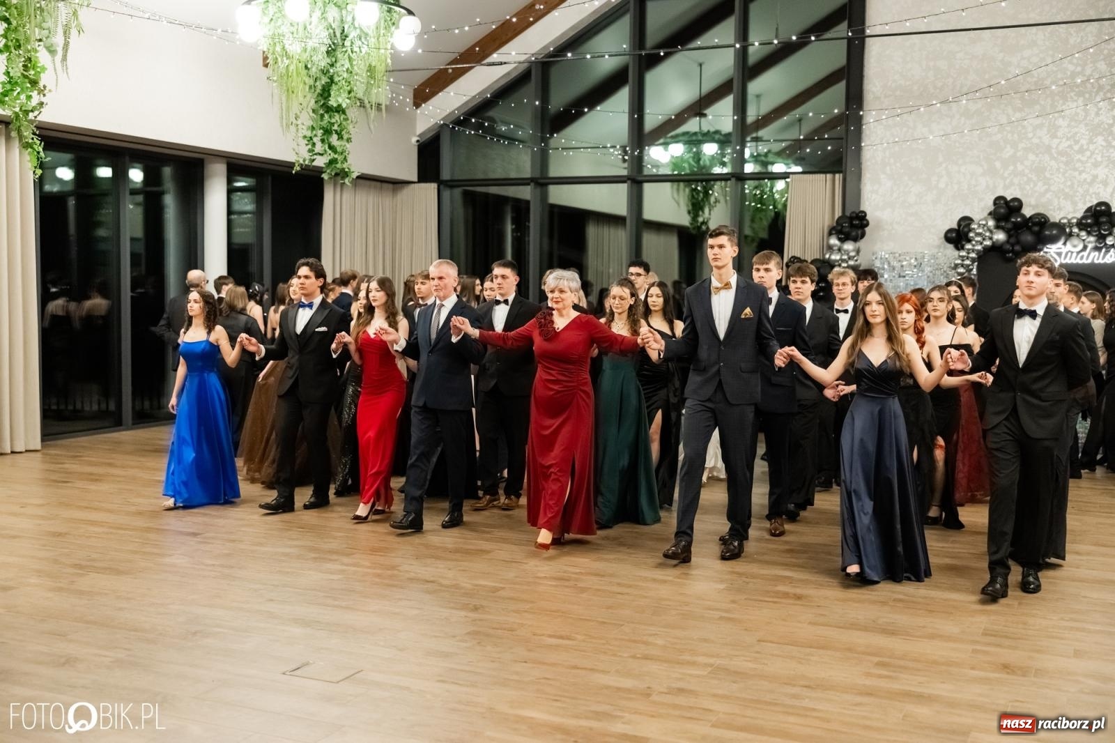 Zdjęcie w galerii na portalu naszraciborz.pl: ZSO nr 1 w Raciborzu po raz pierwszy bawi się na studniówce w Rudach [FOTO i WIDEO] wiadomości z regionu