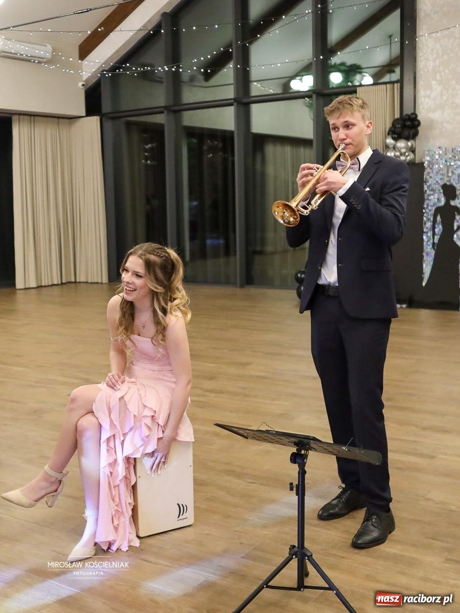 Zdjęcie w galerii na portalu naszraciborz.pl: Róże Kasprowicza w Rudym Lesie. Studniówka ZSO nr 1 z Raciborza na bis [FOTO] wiadomości z regionu