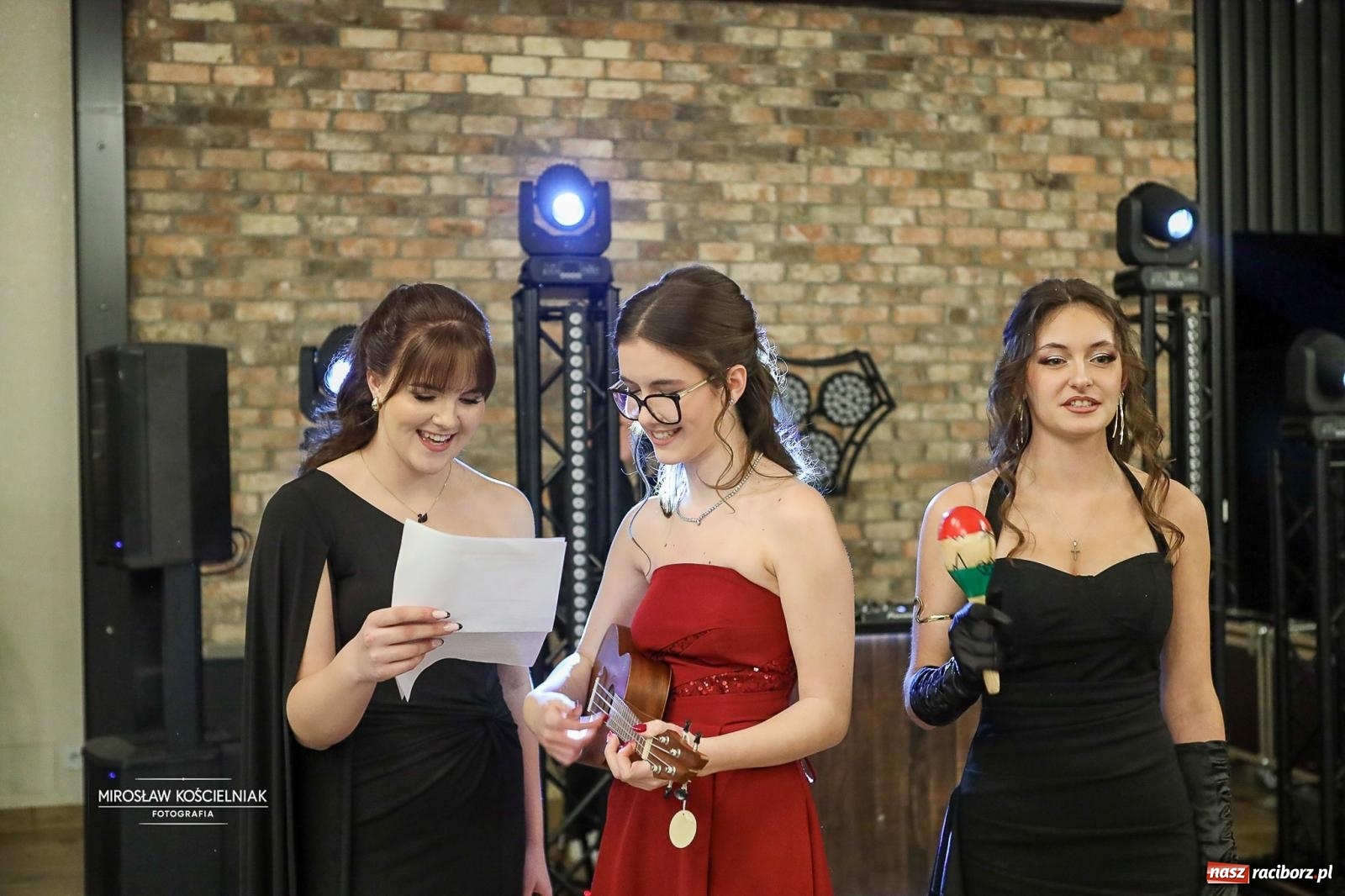 Zdjęcie w galerii na portalu naszraciborz.pl: Róże Kasprowicza w Rudym Lesie. Studniówka ZSO nr 1 z Raciborza na bis [FOTO] wiadomości z regionu