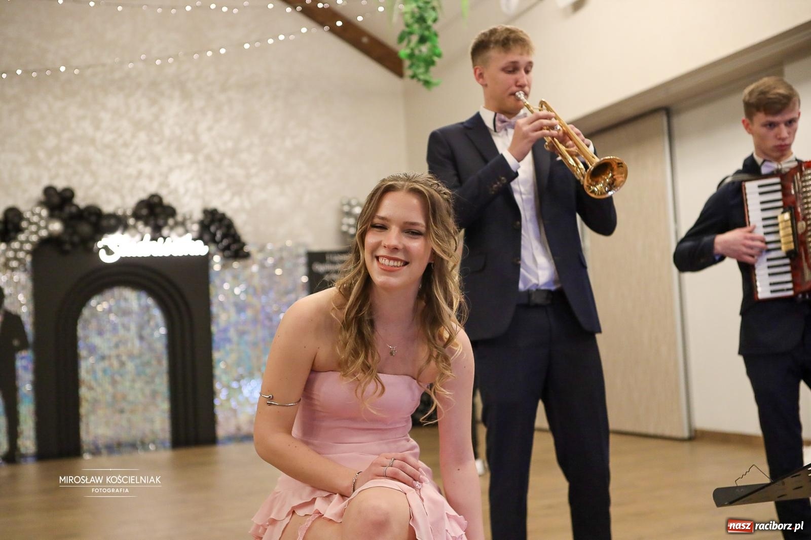 Zdjęcie w galerii na portalu naszraciborz.pl: Róże Kasprowicza w Rudym Lesie. Studniówka ZSO nr 1 z Raciborza na bis [FOTO] wiadomości z regionu