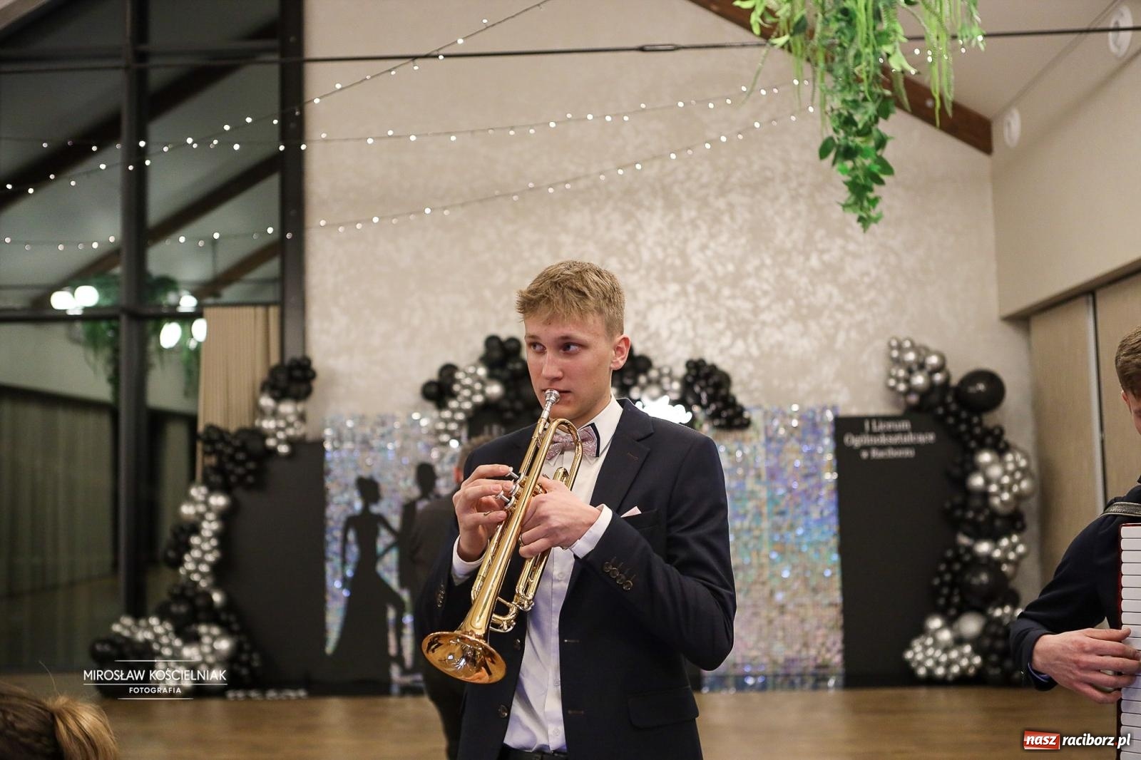 Zdjęcie w galerii na portalu naszraciborz.pl: Róże Kasprowicza w Rudym Lesie. Studniówka ZSO nr 1 z Raciborza na bis [FOTO] wiadomości z regionu