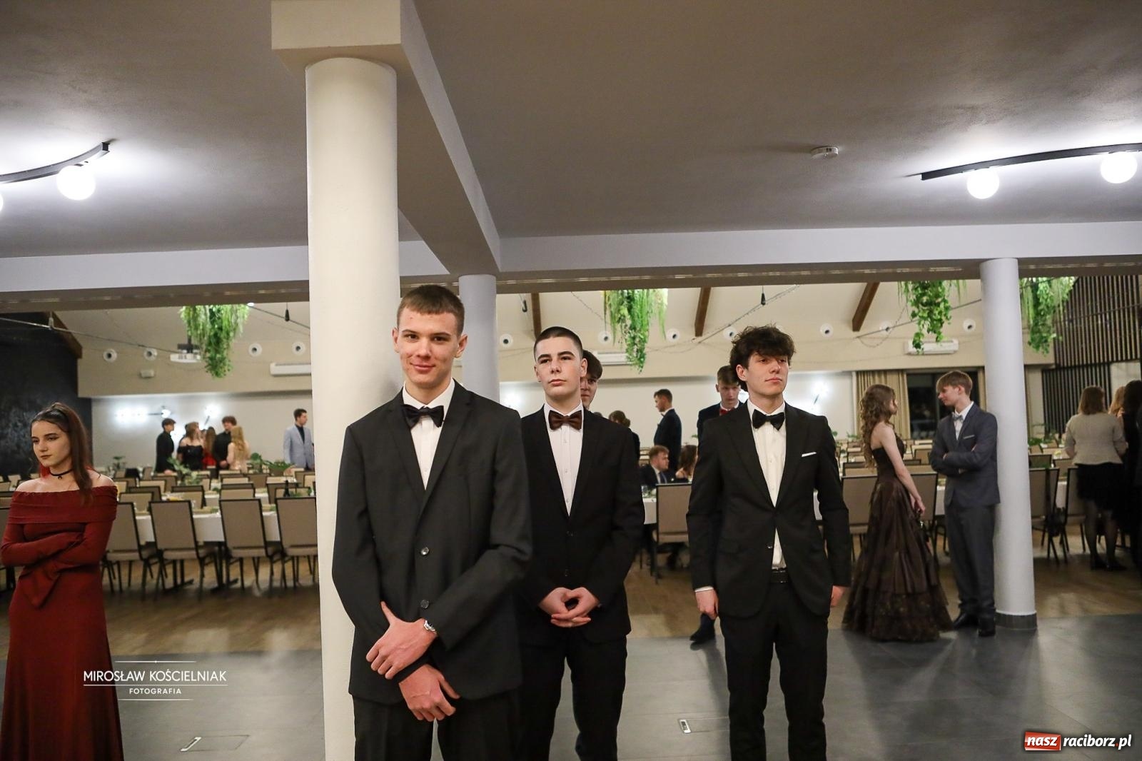 Zdjęcie w galerii na portalu naszraciborz.pl: Róże Kasprowicza w Rudym Lesie. Studniówka ZSO nr 1 z Raciborza na bis [FOTO] wiadomości z regionu