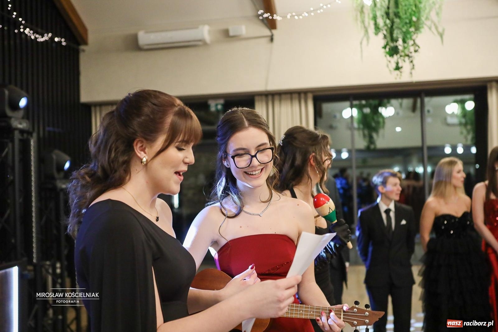 Zdjęcie w galerii na portalu naszraciborz.pl: Róże Kasprowicza w Rudym Lesie. Studniówka ZSO nr 1 z Raciborza na bis [FOTO] wiadomości z regionu