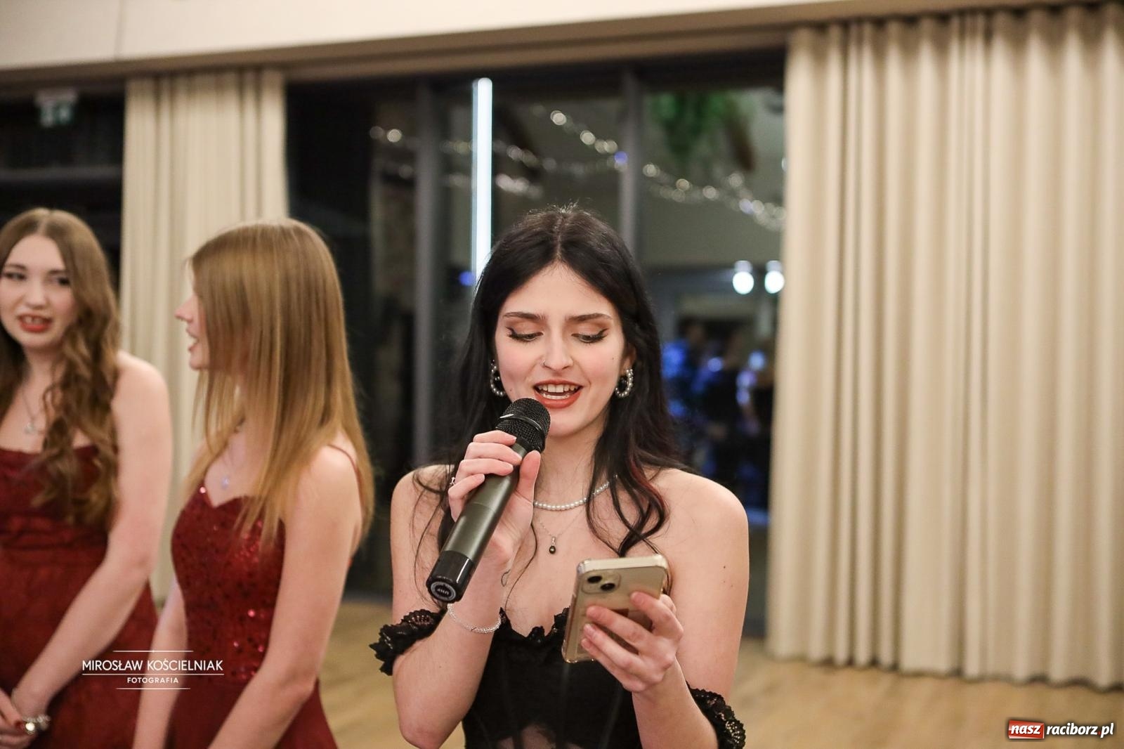 Zdjęcie w galerii na portalu naszraciborz.pl: Róże Kasprowicza w Rudym Lesie. Studniówka ZSO nr 1 z Raciborza na bis [FOTO] wiadomości z regionu