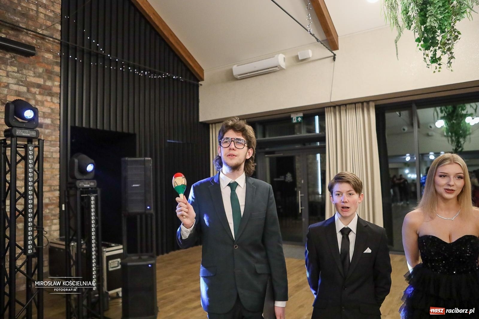 Zdjęcie w galerii na portalu naszraciborz.pl: Róże Kasprowicza w Rudym Lesie. Studniówka ZSO nr 1 z Raciborza na bis [FOTO] wiadomości z regionu