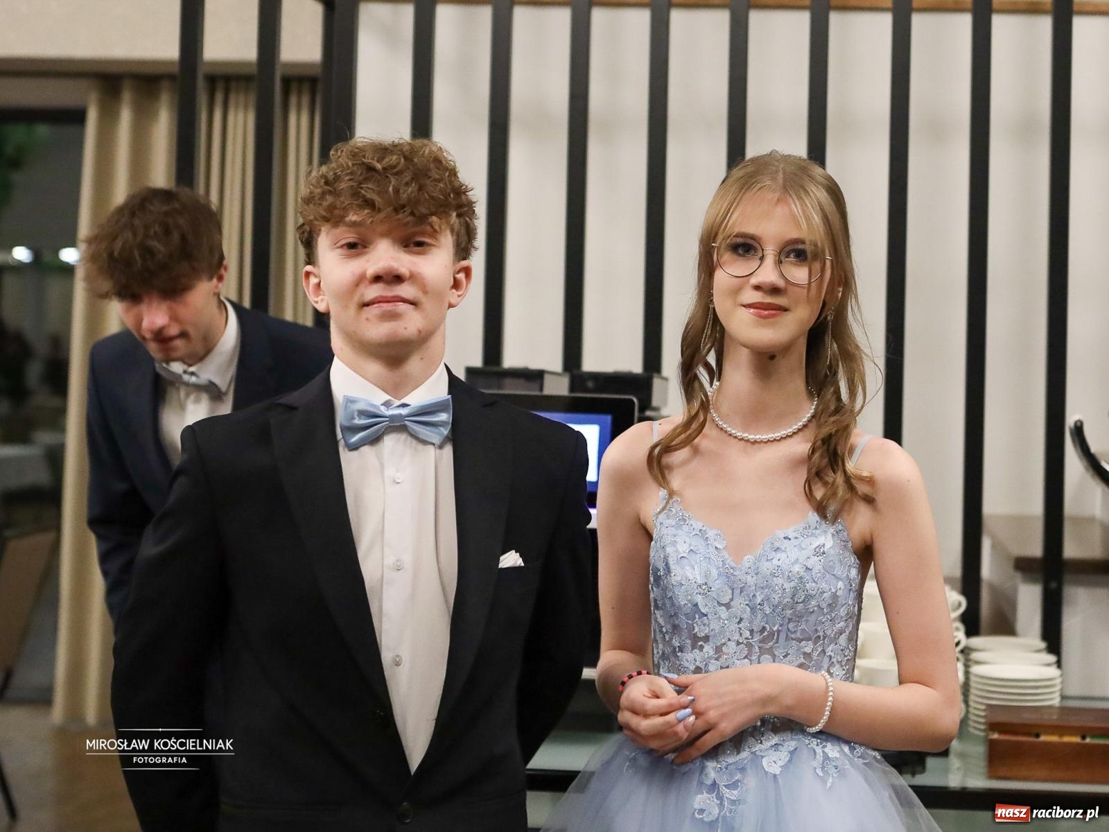 Zdjęcie w galerii na portalu naszraciborz.pl: Róże Kasprowicza w Rudym Lesie. Studniówka ZSO nr 1 z Raciborza na bis [FOTO] wiadomości z regionu