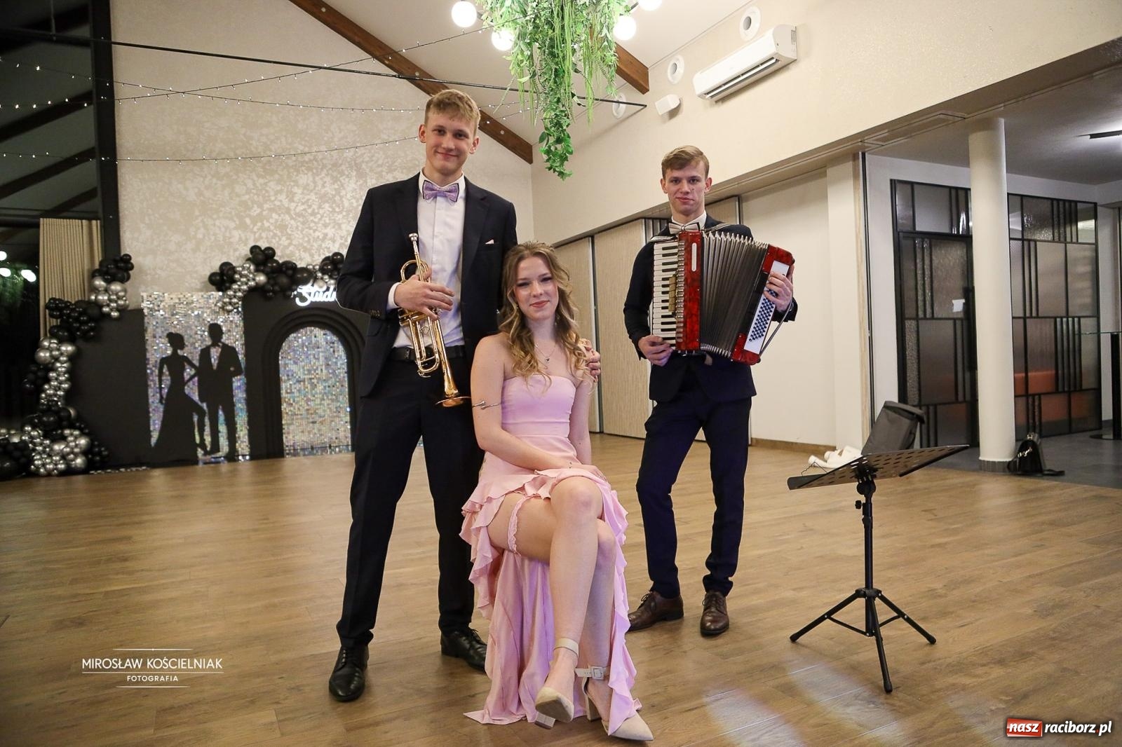 Zdjęcie w galerii na portalu naszraciborz.pl: Róże Kasprowicza w Rudym Lesie. Studniówka ZSO nr 1 z Raciborza na bis [FOTO] wiadomości z regionu