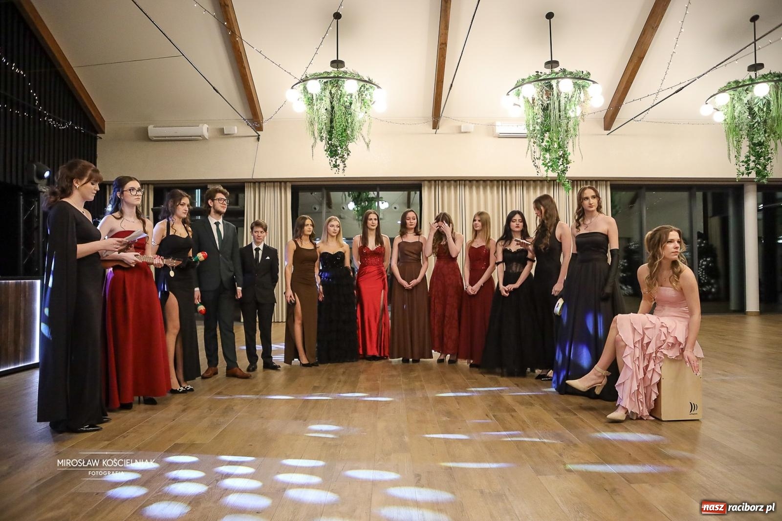 Zdjęcie w galerii na portalu naszraciborz.pl: Róże Kasprowicza w Rudym Lesie. Studniówka ZSO nr 1 z Raciborza na bis [FOTO] wiadomości z regionu