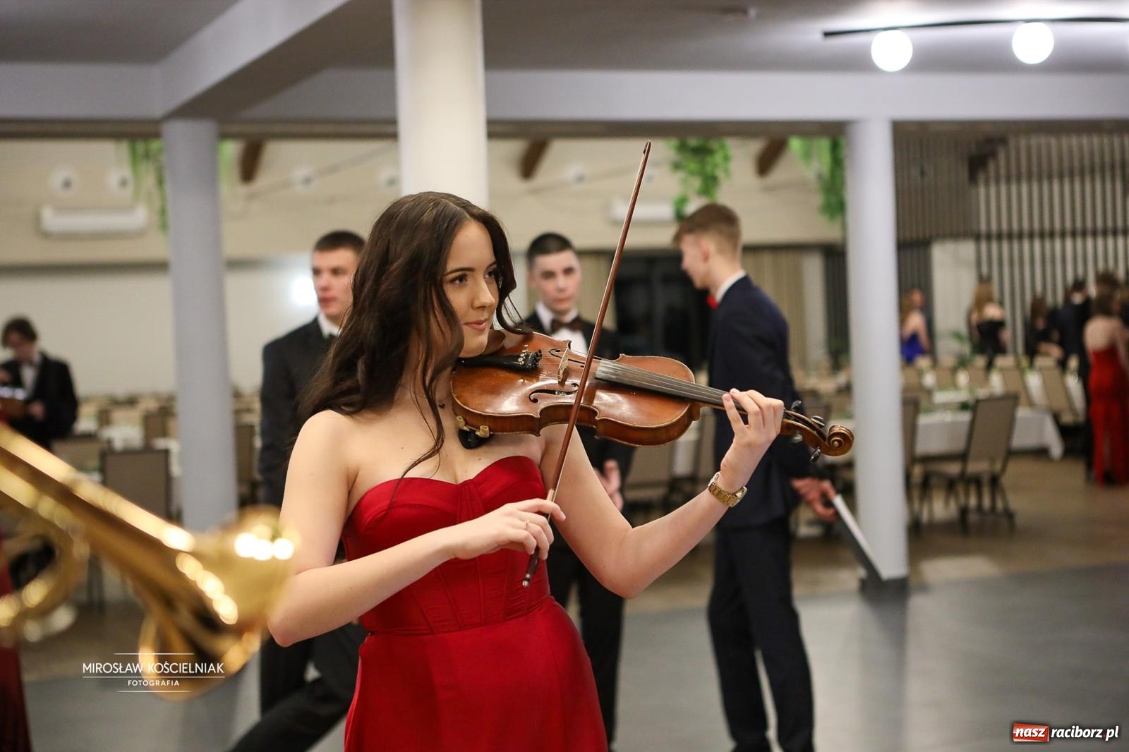 Zdjęcie w galerii na portalu naszraciborz.pl: Róże Kasprowicza w Rudym Lesie. Studniówka ZSO nr 1 z Raciborza na bis [FOTO] wiadomości z regionu