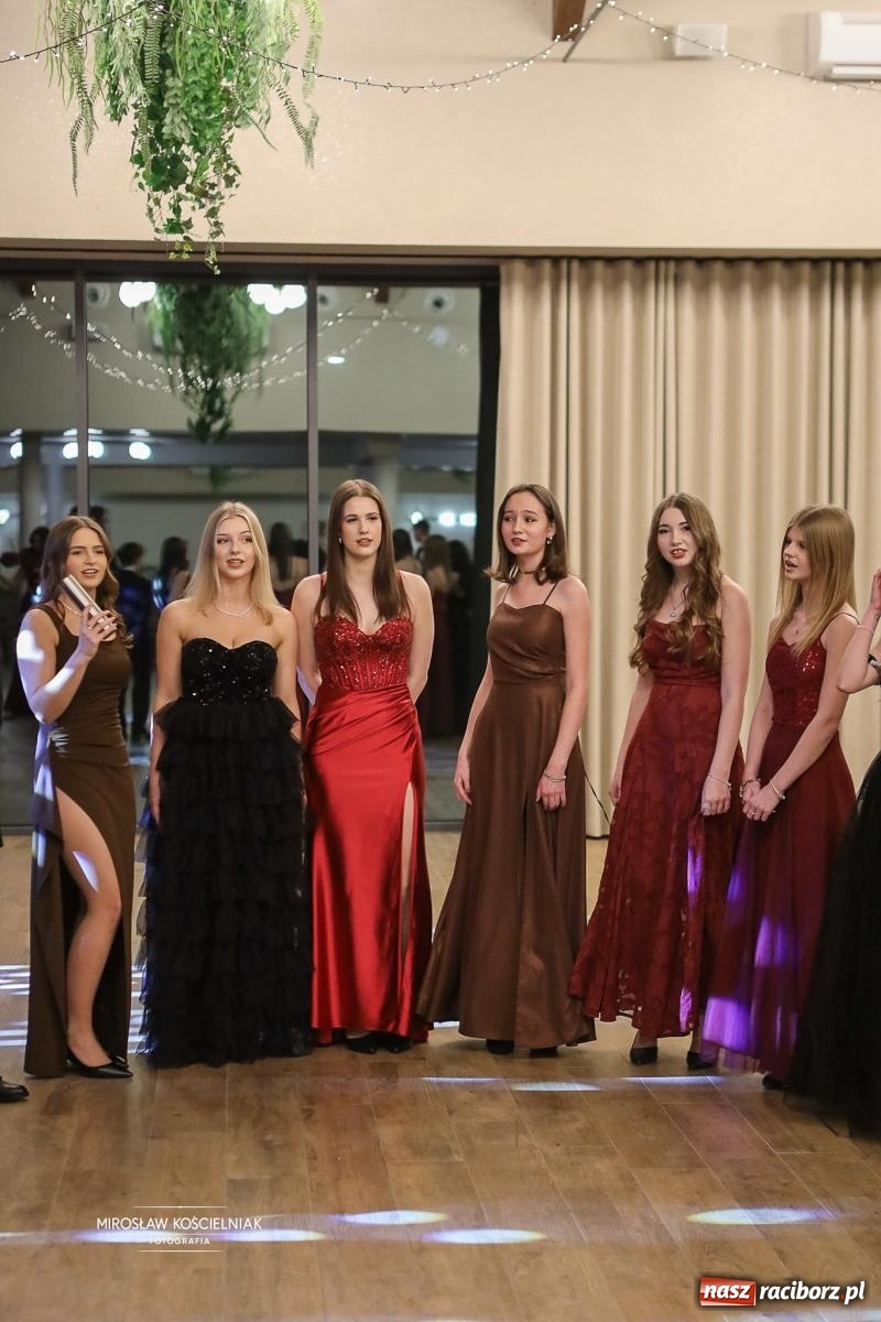 Zdjęcie w galerii na portalu naszraciborz.pl: Róże Kasprowicza w Rudym Lesie. Studniówka ZSO nr 1 z Raciborza na bis [FOTO] wiadomości z regionu