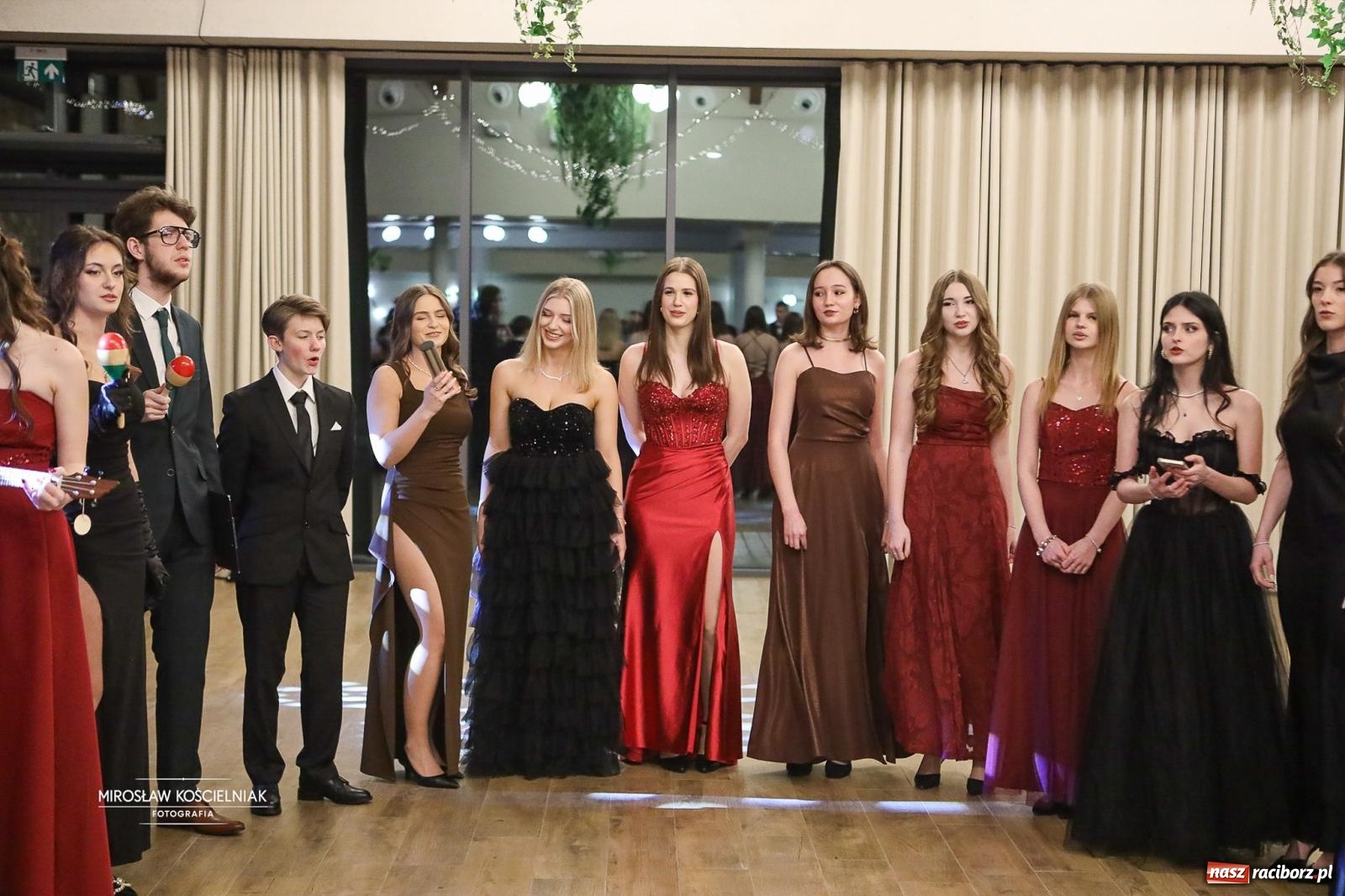 Zdjęcie w galerii na portalu naszraciborz.pl: Róże Kasprowicza w Rudym Lesie. Studniówka ZSO nr 1 z Raciborza na bis [FOTO] wiadomości z regionu