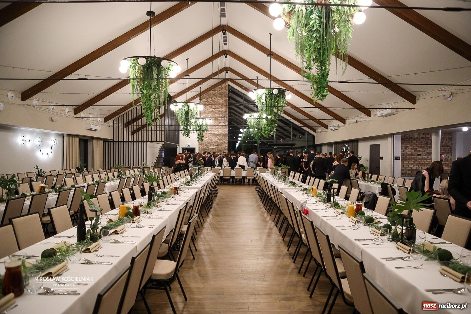 Zdjęcie w galerii na portalu naszraciborz.pl: Róże Kasprowicza w Rudym Lesie. Studniówka ZSO nr 1 z Raciborza na bis [FOTO] wiadomości z regionu