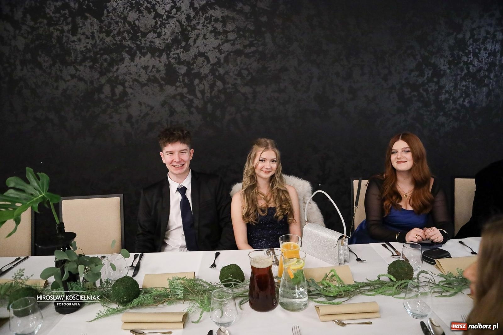 Zdjęcie w galerii na portalu naszraciborz.pl: Róże Kasprowicza w Rudym Lesie. Studniówka ZSO nr 1 z Raciborza na bis [FOTO] wiadomości z regionu