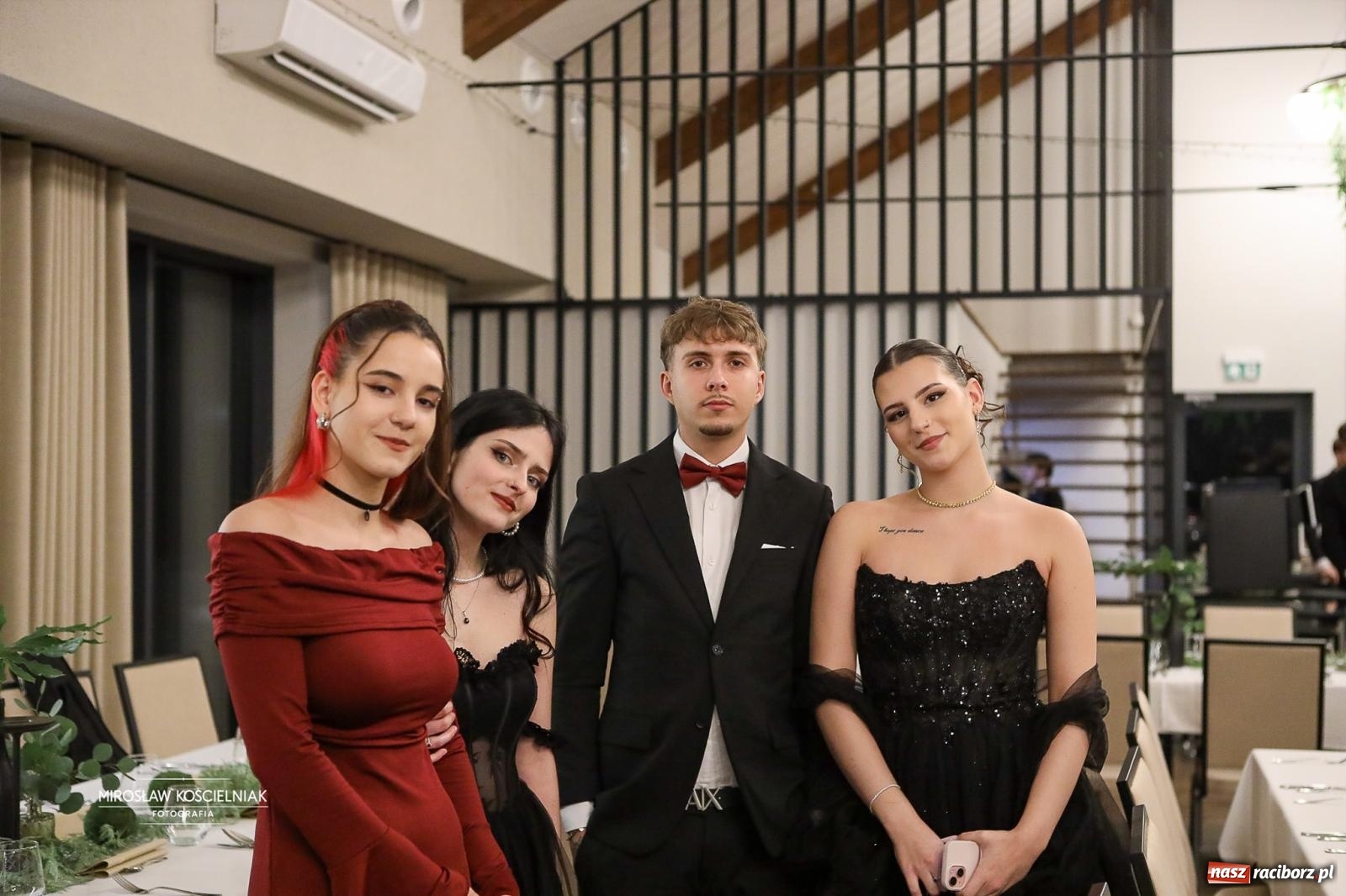 Zdjęcie w galerii na portalu naszraciborz.pl: Róże Kasprowicza w Rudym Lesie. Studniówka ZSO nr 1 z Raciborza na bis [FOTO] wiadomości z regionu