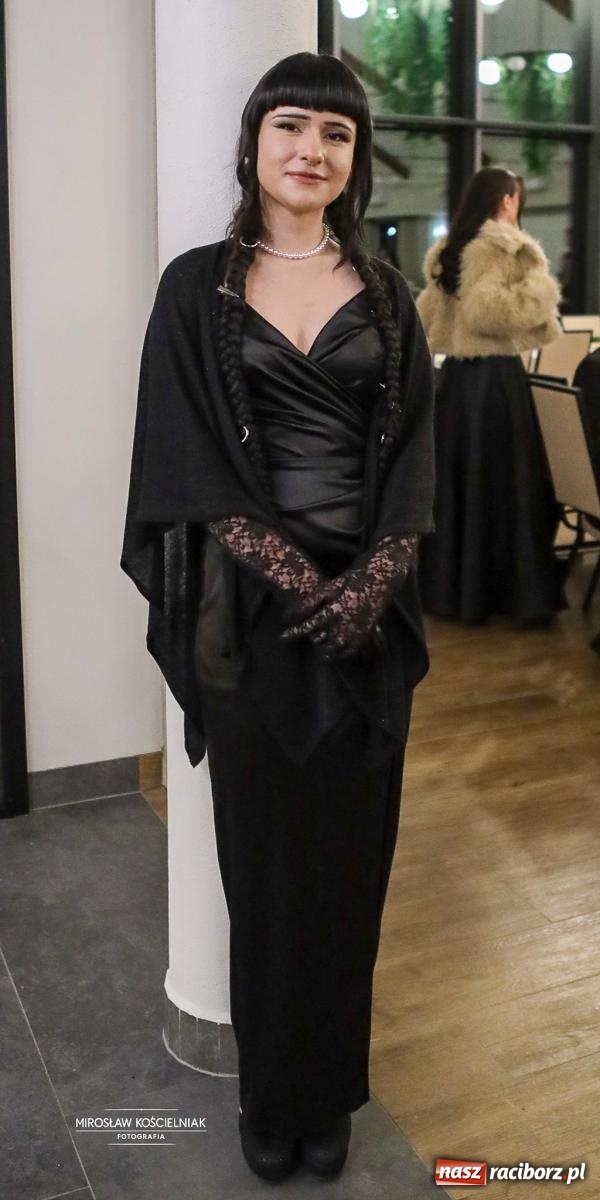 Zdjęcie w galerii na portalu naszraciborz.pl: Róże Kasprowicza w Rudym Lesie. Studniówka ZSO nr 1 z Raciborza na bis [FOTO] wiadomości z regionu