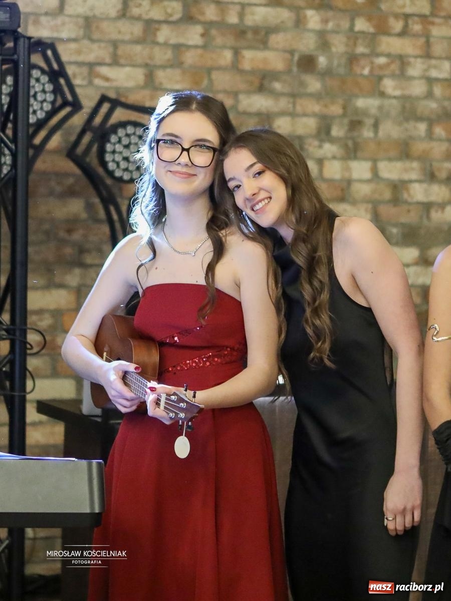 Zdjęcie w galerii na portalu naszraciborz.pl: Róże Kasprowicza w Rudym Lesie. Studniówka ZSO nr 1 z Raciborza na bis [FOTO] wiadomości z regionu