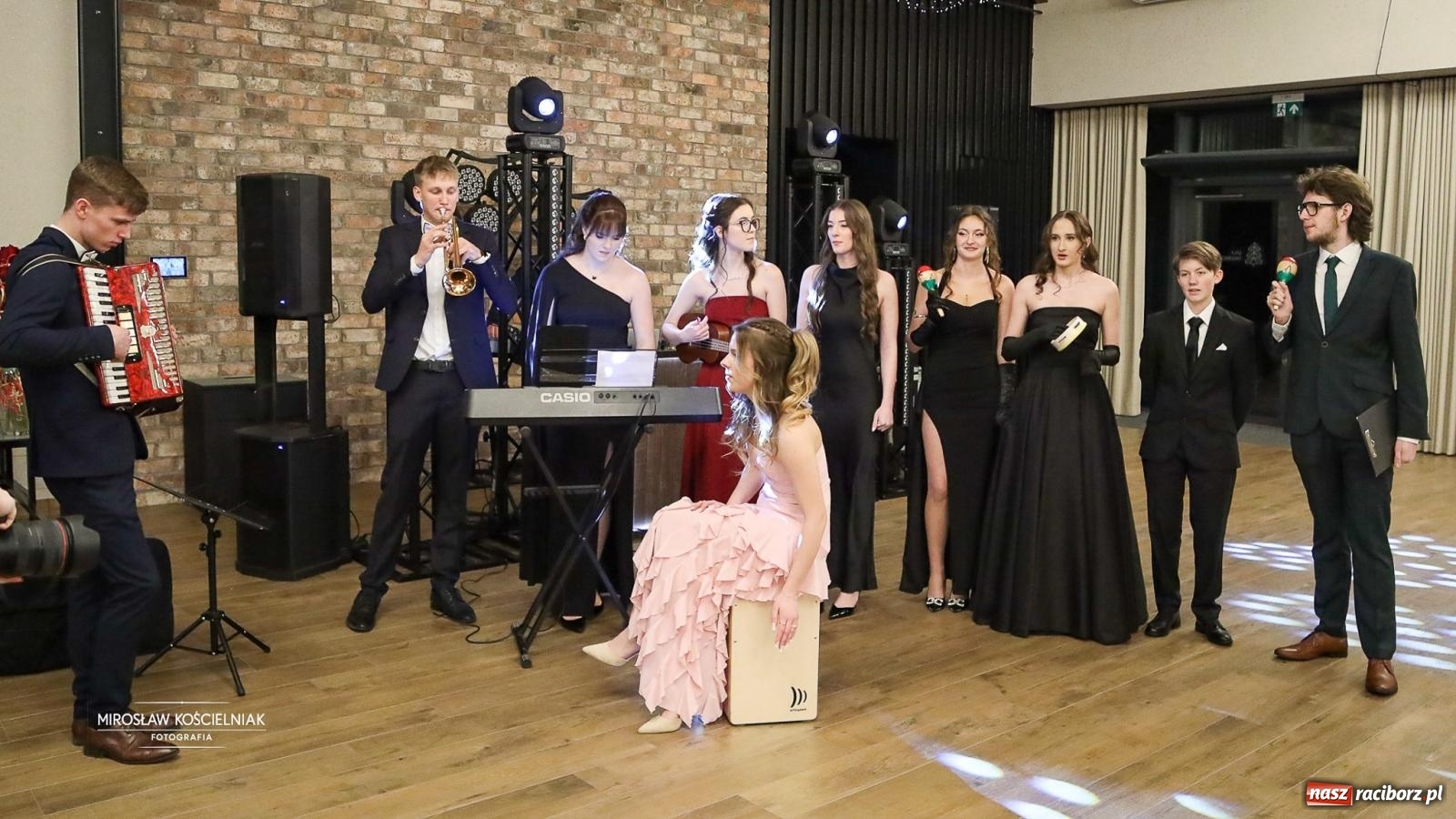 Zdjęcie w galerii na portalu naszraciborz.pl: Róże Kasprowicza w Rudym Lesie. Studniówka ZSO nr 1 z Raciborza na bis [FOTO] wiadomości z regionu