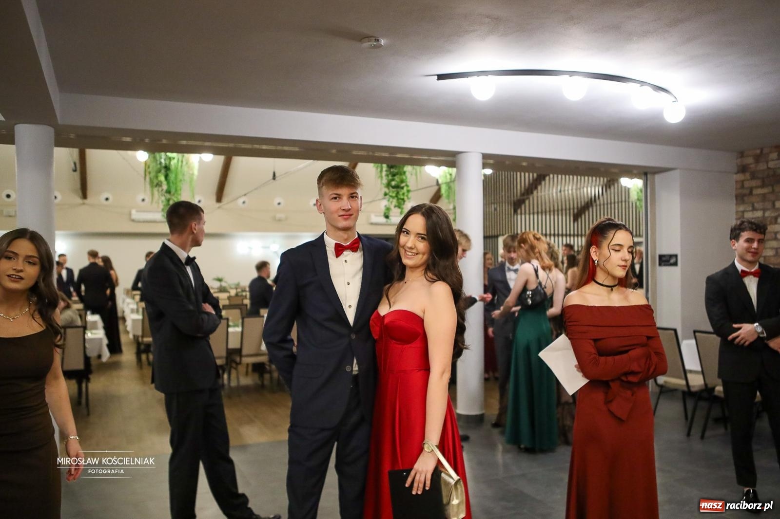 Zdjęcie w galerii na portalu naszraciborz.pl: Róże Kasprowicza w Rudym Lesie. Studniówka ZSO nr 1 z Raciborza na bis [FOTO] wiadomości z regionu