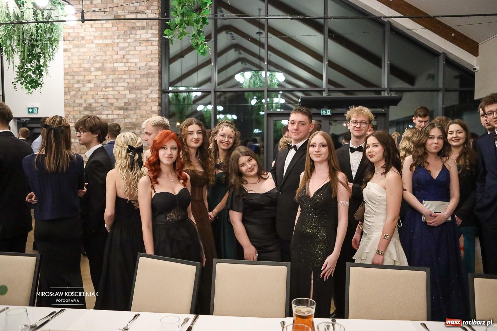 Zdjęcie w galerii na portalu naszraciborz.pl: Róże Kasprowicza w Rudym Lesie. Studniówka ZSO nr 1 z Raciborza na bis [FOTO] wiadomości z regionu