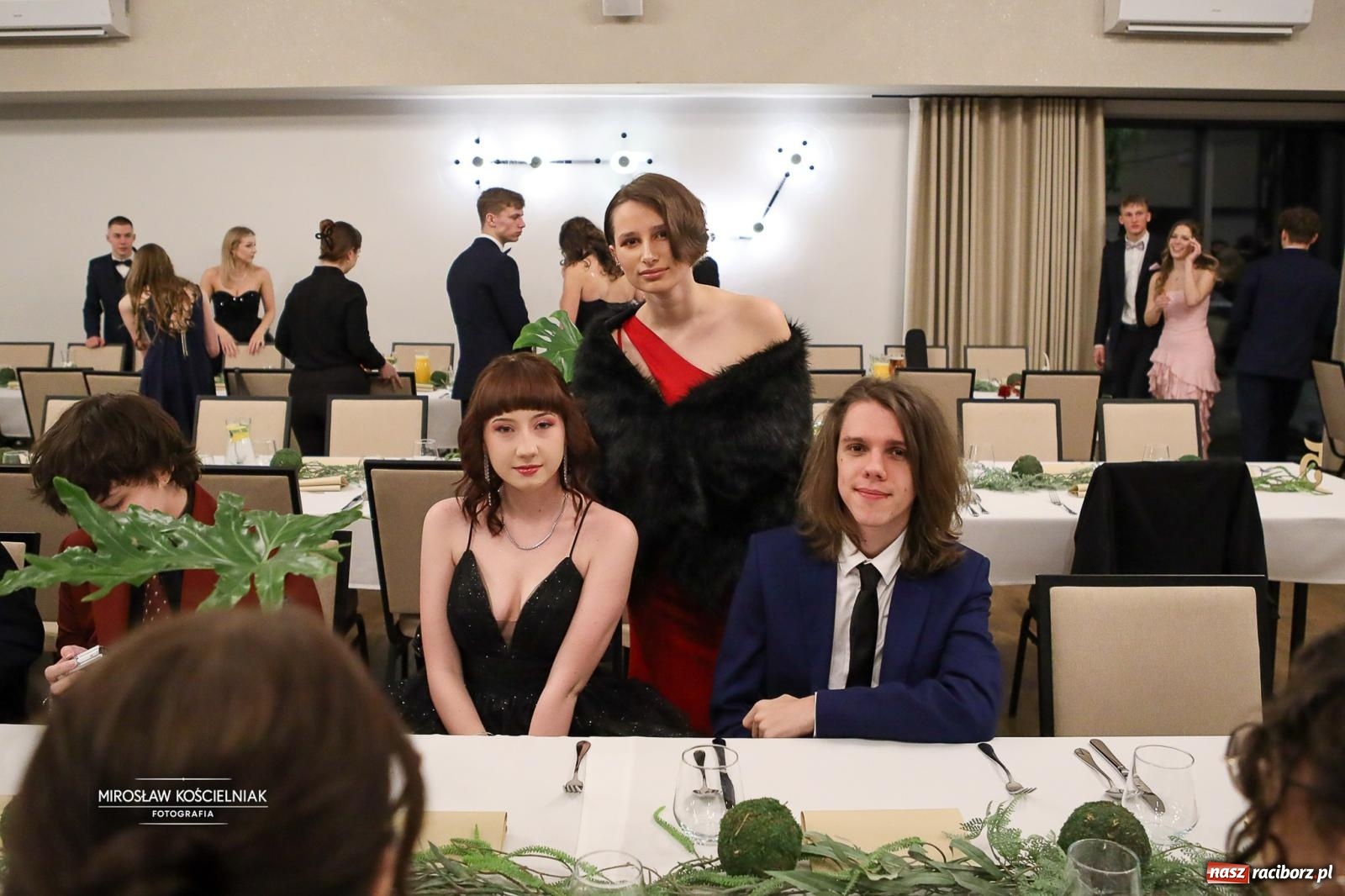 Zdjęcie w galerii na portalu naszraciborz.pl: Róże Kasprowicza w Rudym Lesie. Studniówka ZSO nr 1 z Raciborza na bis [FOTO] wiadomości z regionu