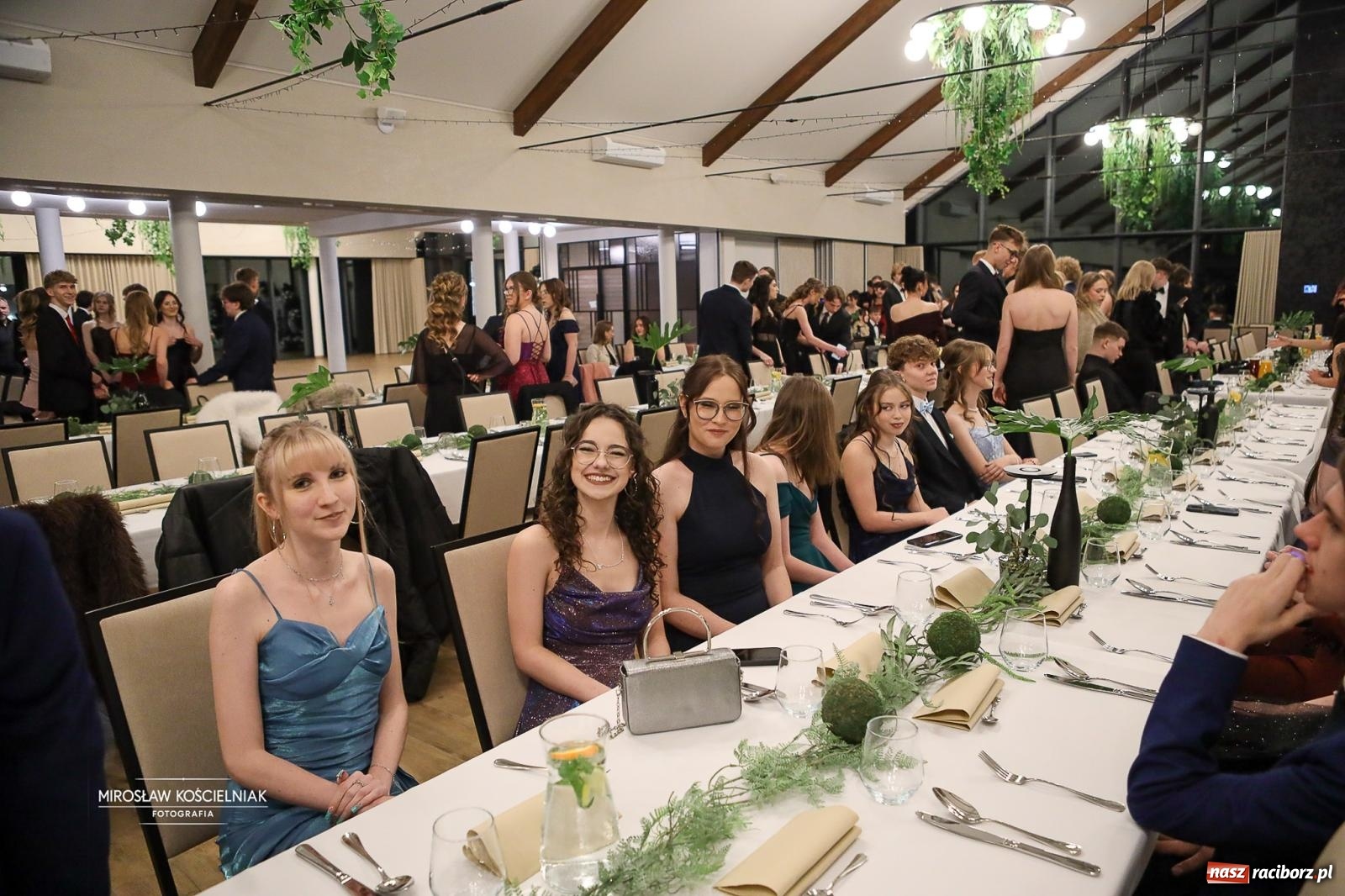 Zdjęcie w galerii na portalu naszraciborz.pl: Róże Kasprowicza w Rudym Lesie. Studniówka ZSO nr 1 z Raciborza na bis [FOTO] wiadomości z regionu