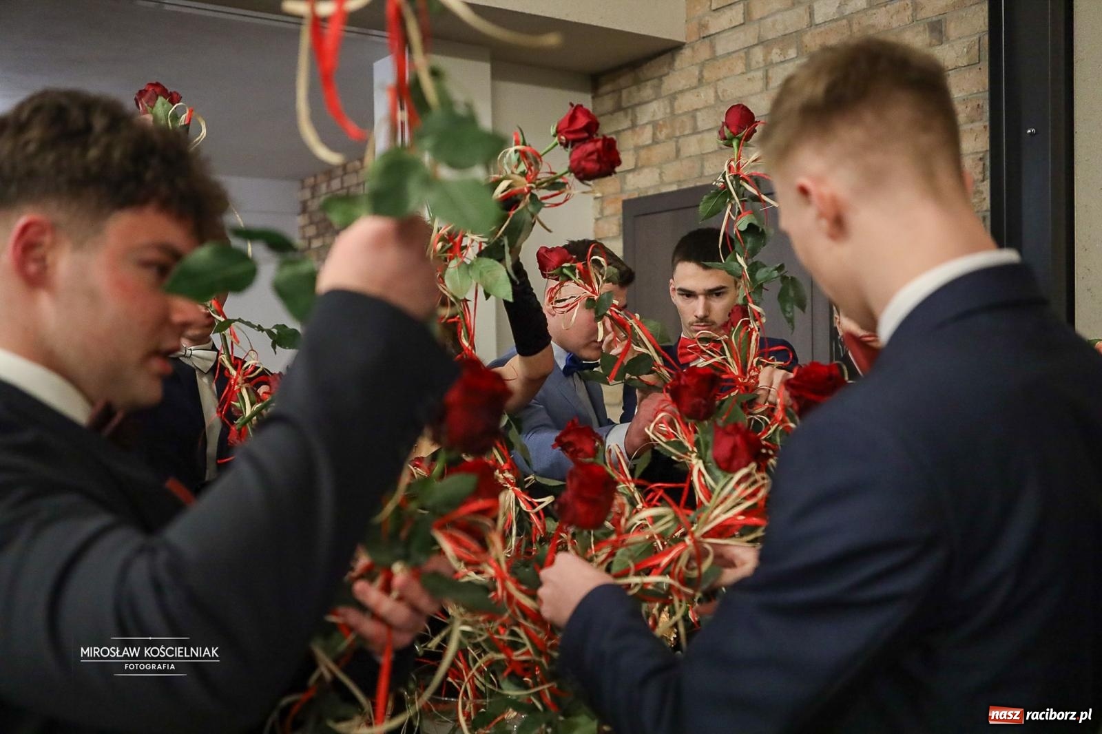 Zdjęcie w galerii na portalu naszraciborz.pl: Róże Kasprowicza w Rudym Lesie. Studniówka ZSO nr 1 z Raciborza na bis [FOTO] wiadomości z regionu