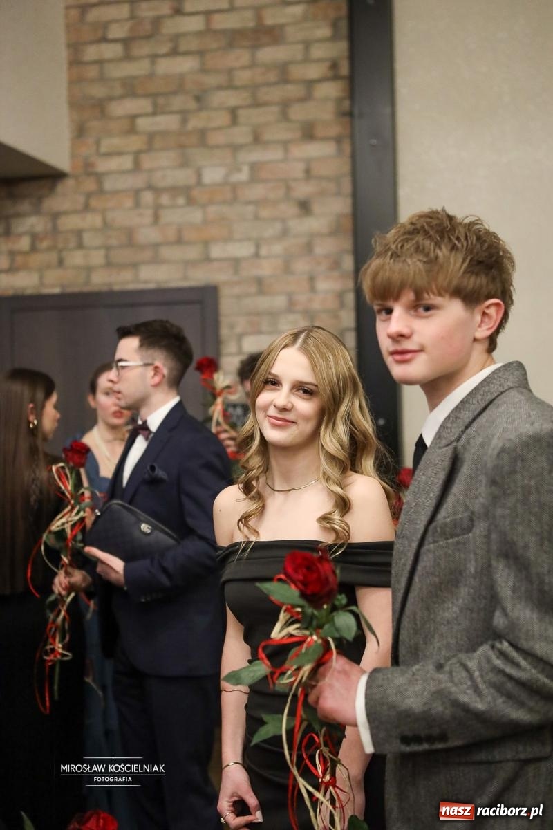 Zdjęcie w galerii na portalu naszraciborz.pl: Róże Kasprowicza w Rudym Lesie. Studniówka ZSO nr 1 z Raciborza na bis [FOTO] wiadomości z regionu