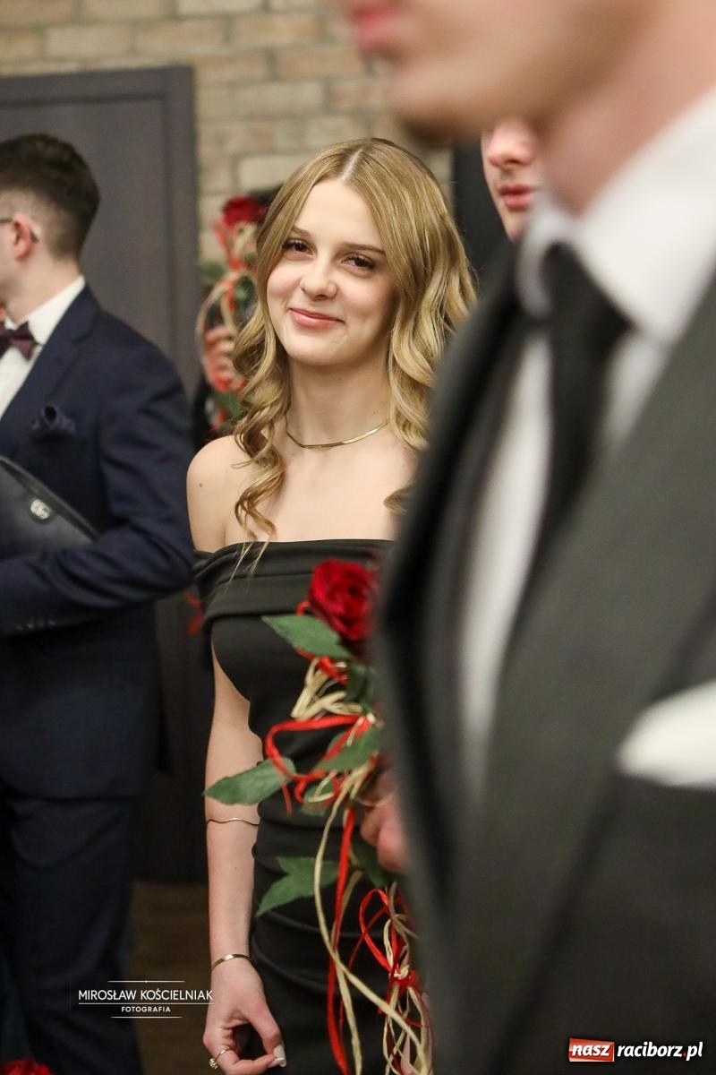 Zdjęcie w galerii na portalu naszraciborz.pl: Róże Kasprowicza w Rudym Lesie. Studniówka ZSO nr 1 z Raciborza na bis [FOTO] wiadomości z regionu