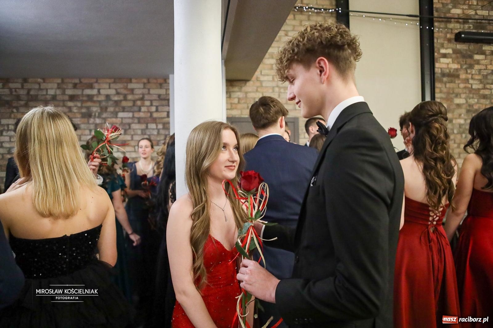 Zdjęcie w galerii na portalu naszraciborz.pl: Róże Kasprowicza w Rudym Lesie. Studniówka ZSO nr 1 z Raciborza na bis [FOTO] wiadomości z regionu