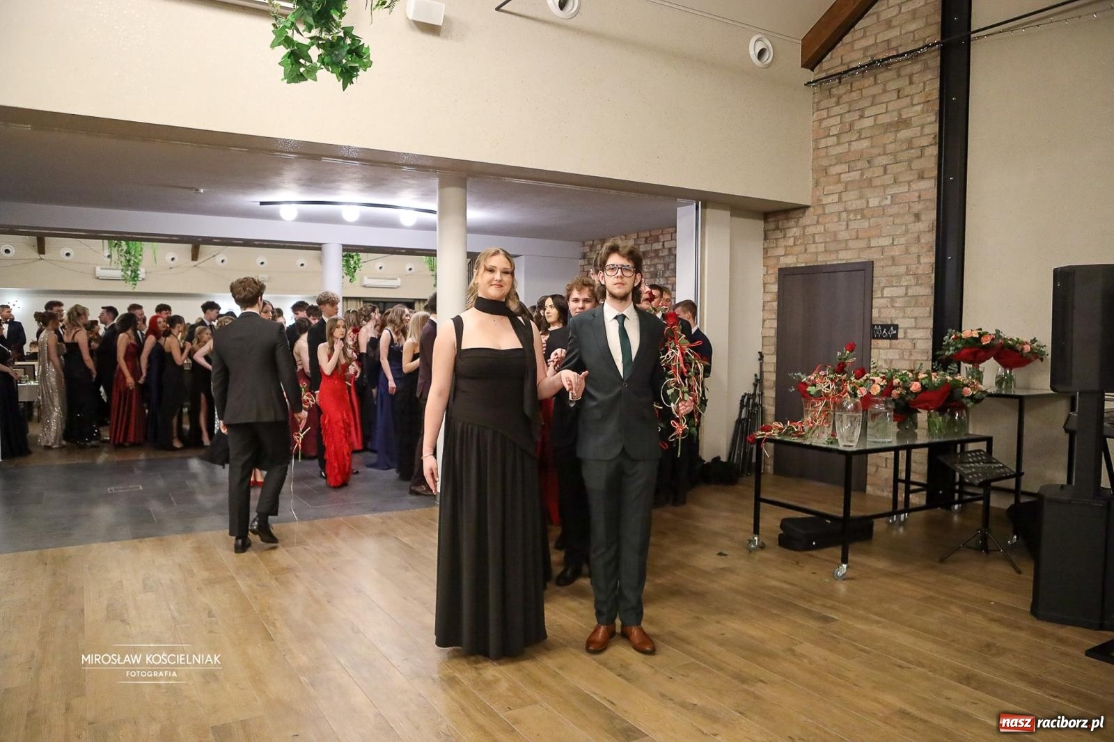 Zdjęcie w galerii na portalu naszraciborz.pl: Róże Kasprowicza w Rudym Lesie. Studniówka ZSO nr 1 z Raciborza na bis [FOTO] wiadomości z regionu