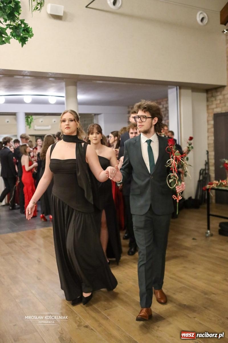 Zdjęcie w galerii na portalu naszraciborz.pl: Róże Kasprowicza w Rudym Lesie. Studniówka ZSO nr 1 z Raciborza na bis [FOTO] wiadomości z regionu