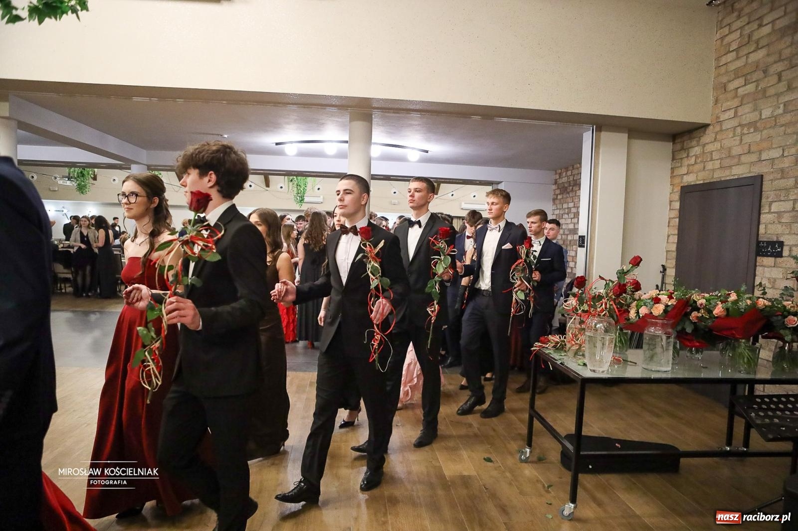 Zdjęcie w galerii na portalu naszraciborz.pl: Róże Kasprowicza w Rudym Lesie. Studniówka ZSO nr 1 z Raciborza na bis [FOTO] wiadomości z regionu