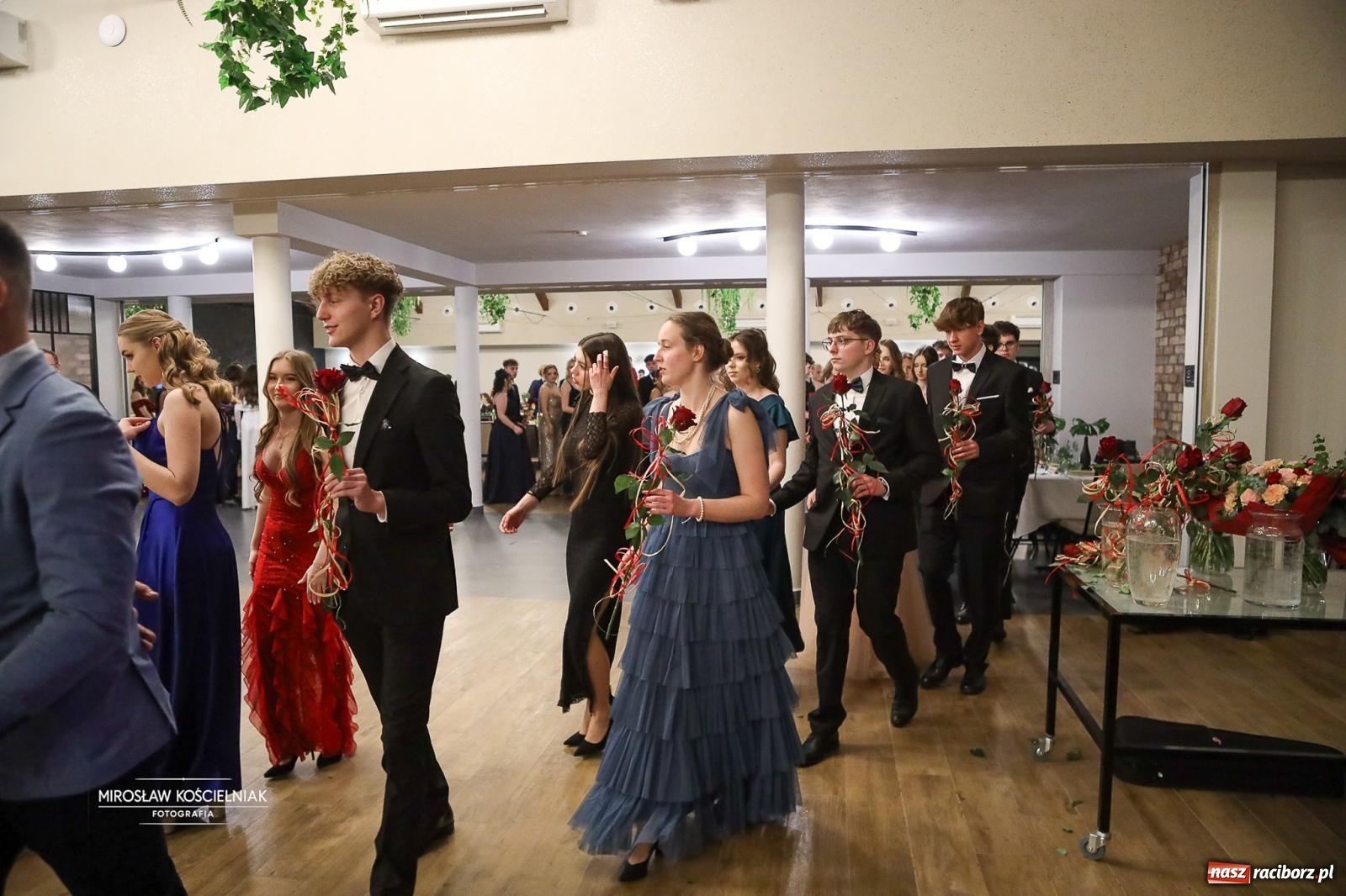 Zdjęcie w galerii na portalu naszraciborz.pl: Róże Kasprowicza w Rudym Lesie. Studniówka ZSO nr 1 z Raciborza na bis [FOTO] wiadomości z regionu