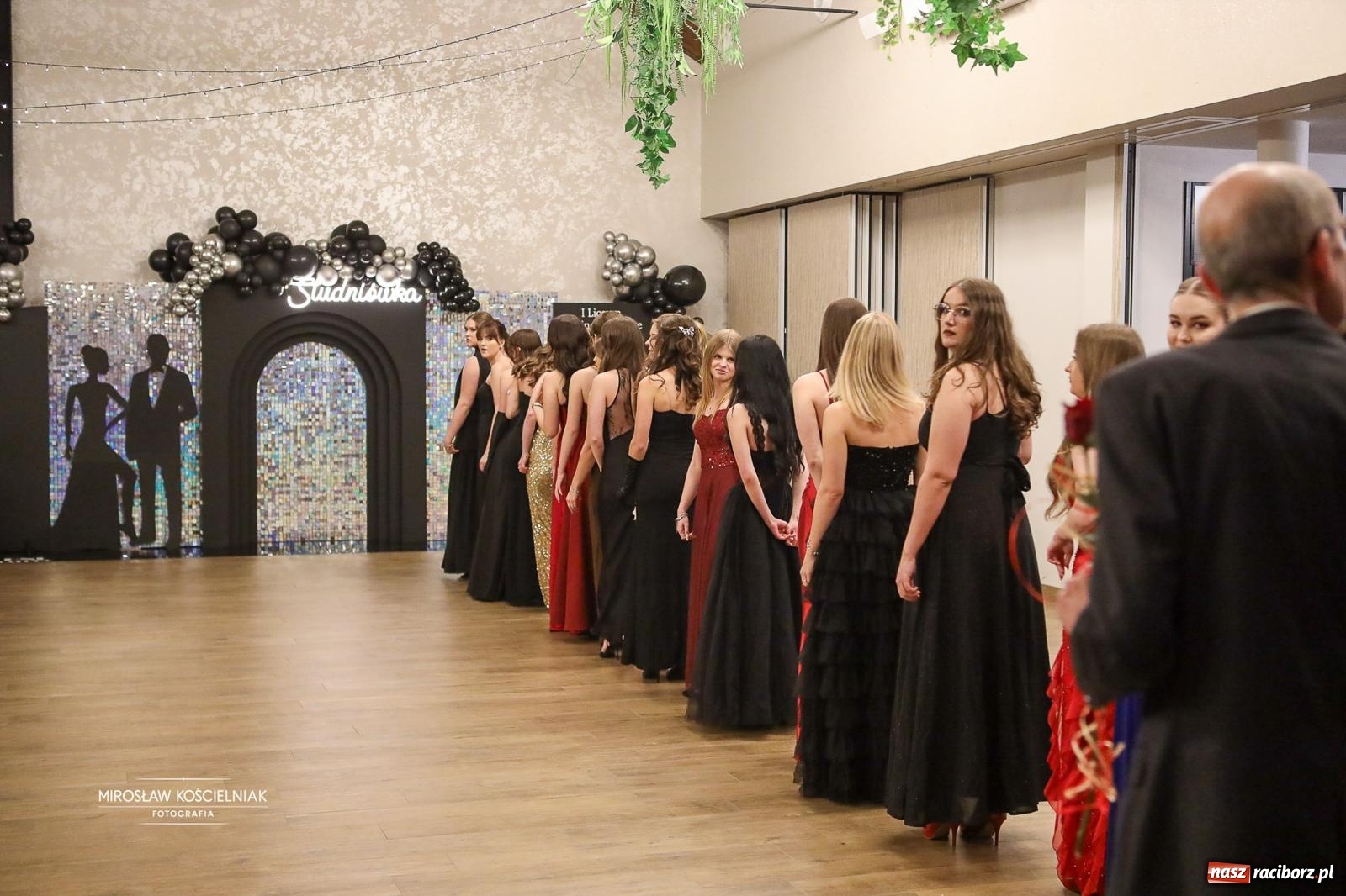 Zdjęcie w galerii na portalu naszraciborz.pl: Róże Kasprowicza w Rudym Lesie. Studniówka ZSO nr 1 z Raciborza na bis [FOTO] wiadomości z regionu