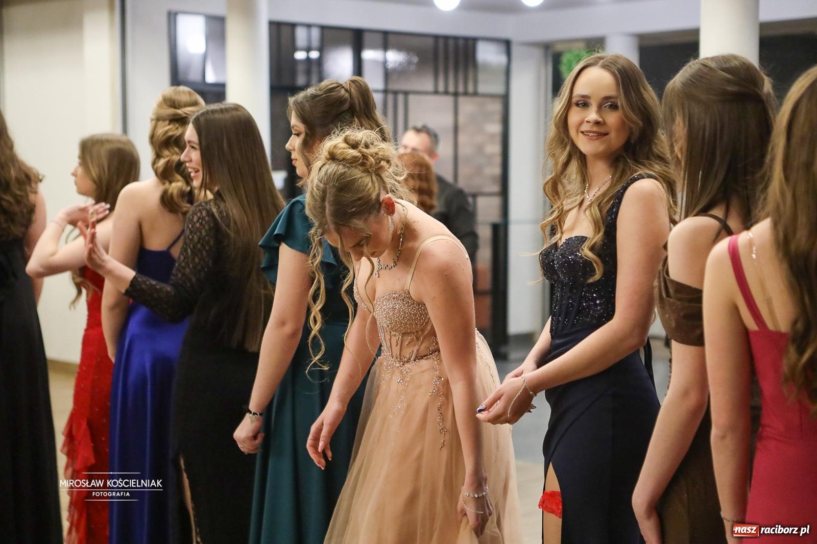 Zdjęcie w galerii na portalu naszraciborz.pl: Róże Kasprowicza w Rudym Lesie. Studniówka ZSO nr 1 z Raciborza na bis [FOTO] wiadomości z regionu