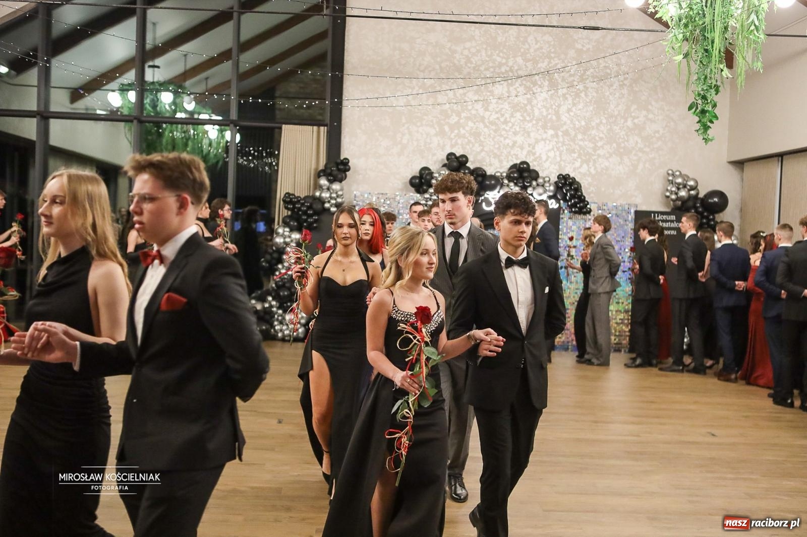 Zdjęcie w galerii na portalu naszraciborz.pl: Róże Kasprowicza w Rudym Lesie. Studniówka ZSO nr 1 z Raciborza na bis [FOTO] wiadomości z regionu