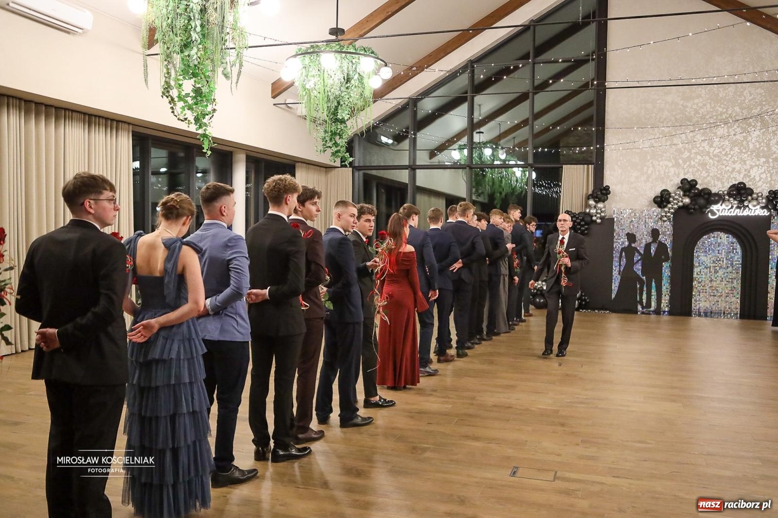 Zdjęcie w galerii na portalu naszraciborz.pl: Róże Kasprowicza w Rudym Lesie. Studniówka ZSO nr 1 z Raciborza na bis [FOTO] wiadomości z regionu