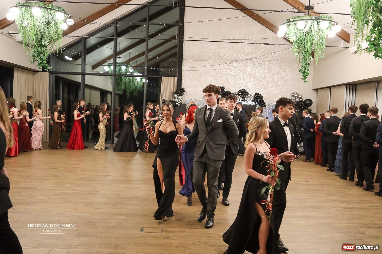 Zdjęcie w galerii na portalu naszraciborz.pl: Róże Kasprowicza w Rudym Lesie. Studniówka ZSO nr 1 z Raciborza na bis [FOTO] wiadomości z regionu