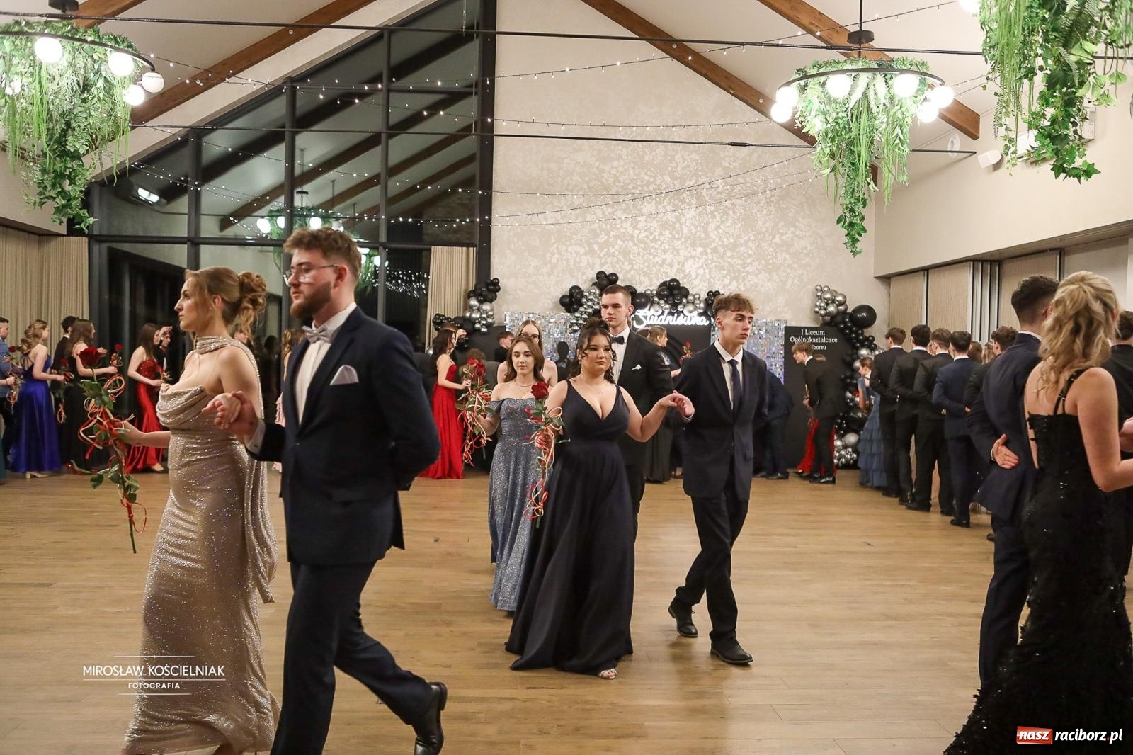 Zdjęcie w galerii na portalu naszraciborz.pl: Róże Kasprowicza w Rudym Lesie. Studniówka ZSO nr 1 z Raciborza na bis [FOTO] wiadomości z regionu