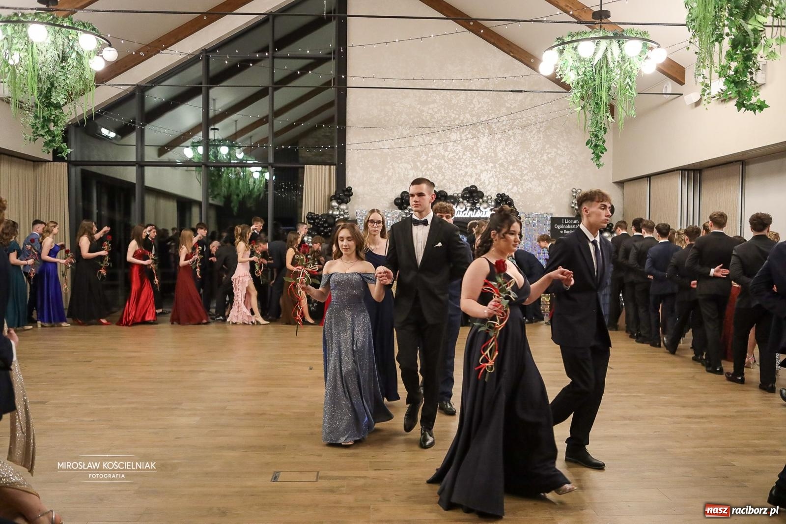 Zdjęcie w galerii na portalu naszraciborz.pl: Róże Kasprowicza w Rudym Lesie. Studniówka ZSO nr 1 z Raciborza na bis [FOTO] wiadomości z regionu