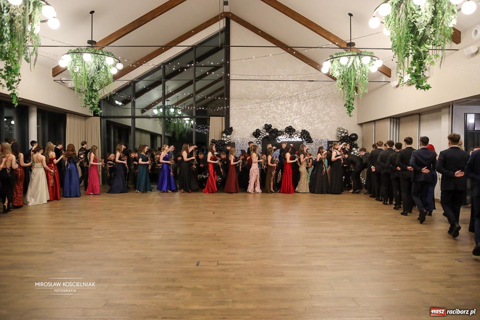 Zdjęcie w galerii na portalu naszraciborz.pl: Róże Kasprowicza w Rudym Lesie. Studniówka ZSO nr 1 z Raciborza na bis [FOTO] wiadomości z regionu