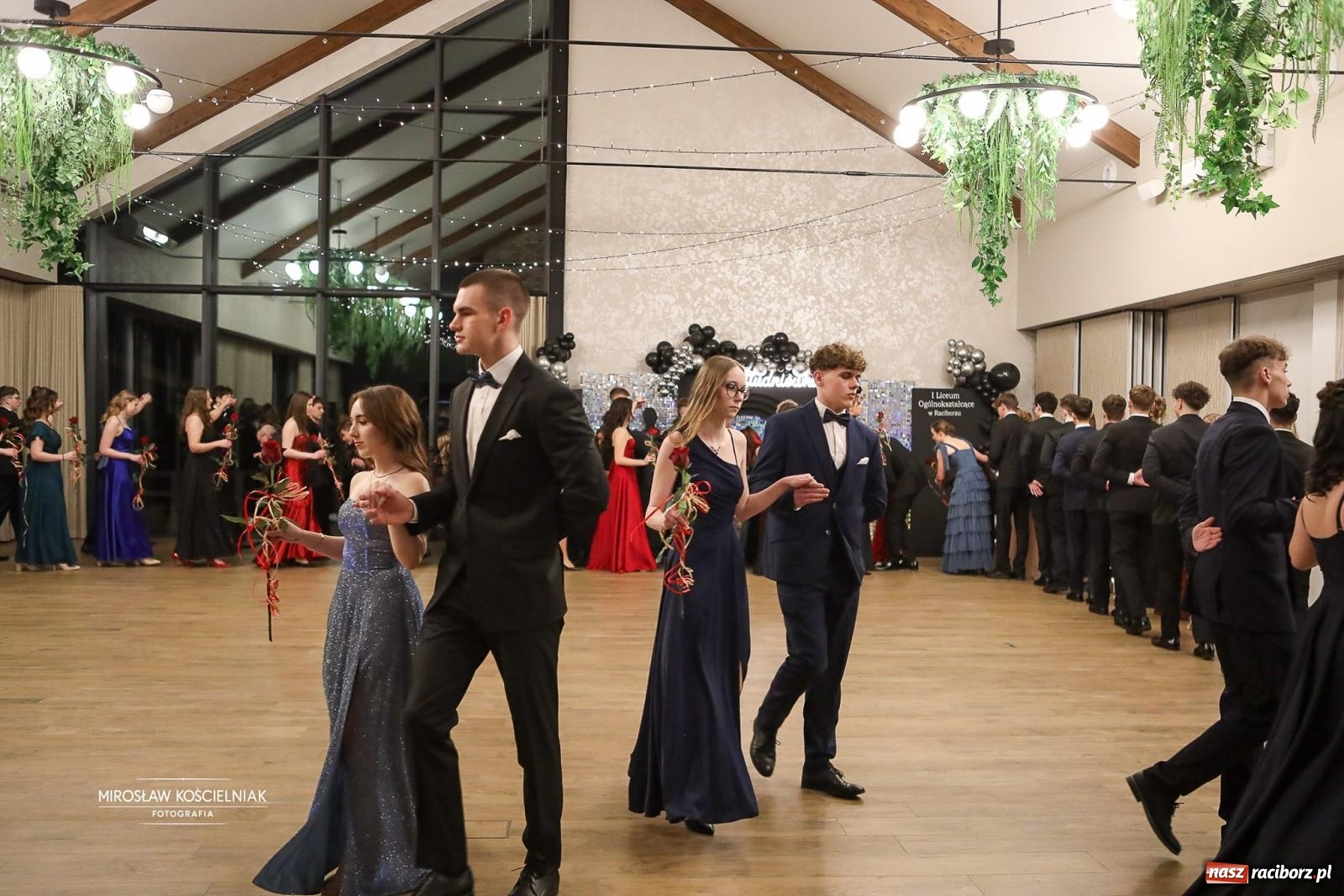 Zdjęcie w galerii na portalu naszraciborz.pl: Róże Kasprowicza w Rudym Lesie. Studniówka ZSO nr 1 z Raciborza na bis [FOTO] wiadomości z regionu