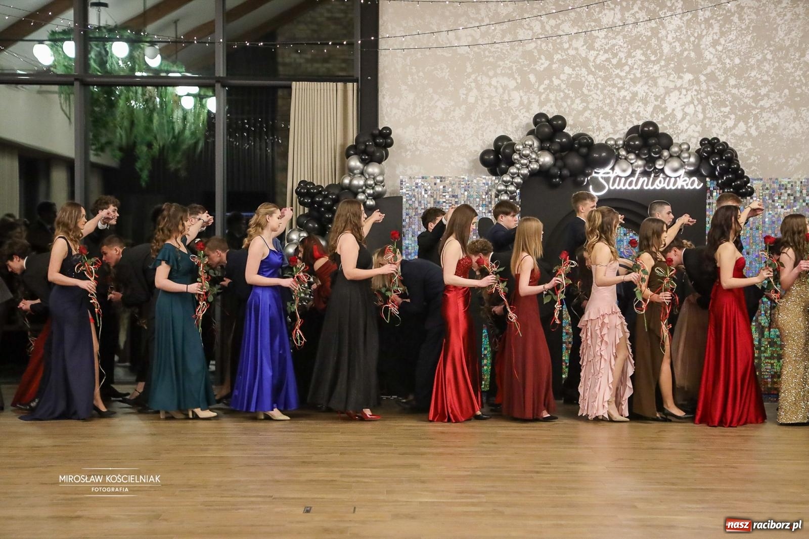 Zdjęcie w galerii na portalu naszraciborz.pl: Róże Kasprowicza w Rudym Lesie. Studniówka ZSO nr 1 z Raciborza na bis [FOTO] wiadomości z regionu