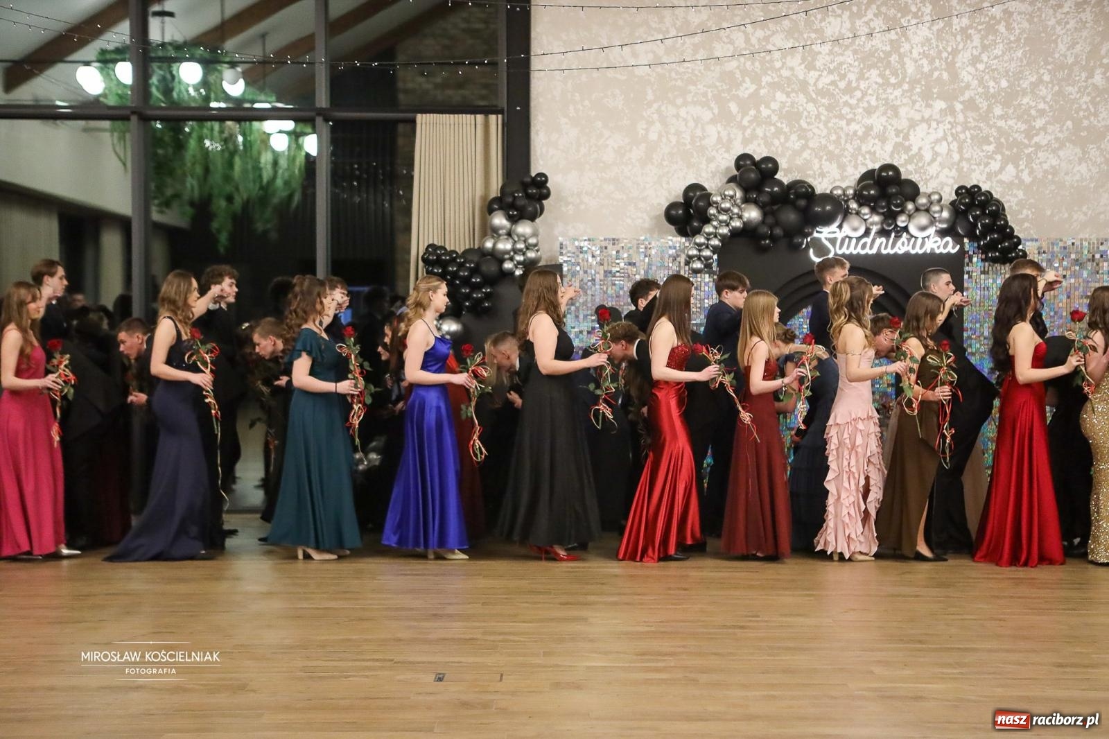 Zdjęcie w galerii na portalu naszraciborz.pl: Róże Kasprowicza w Rudym Lesie. Studniówka ZSO nr 1 z Raciborza na bis [FOTO] wiadomości z regionu