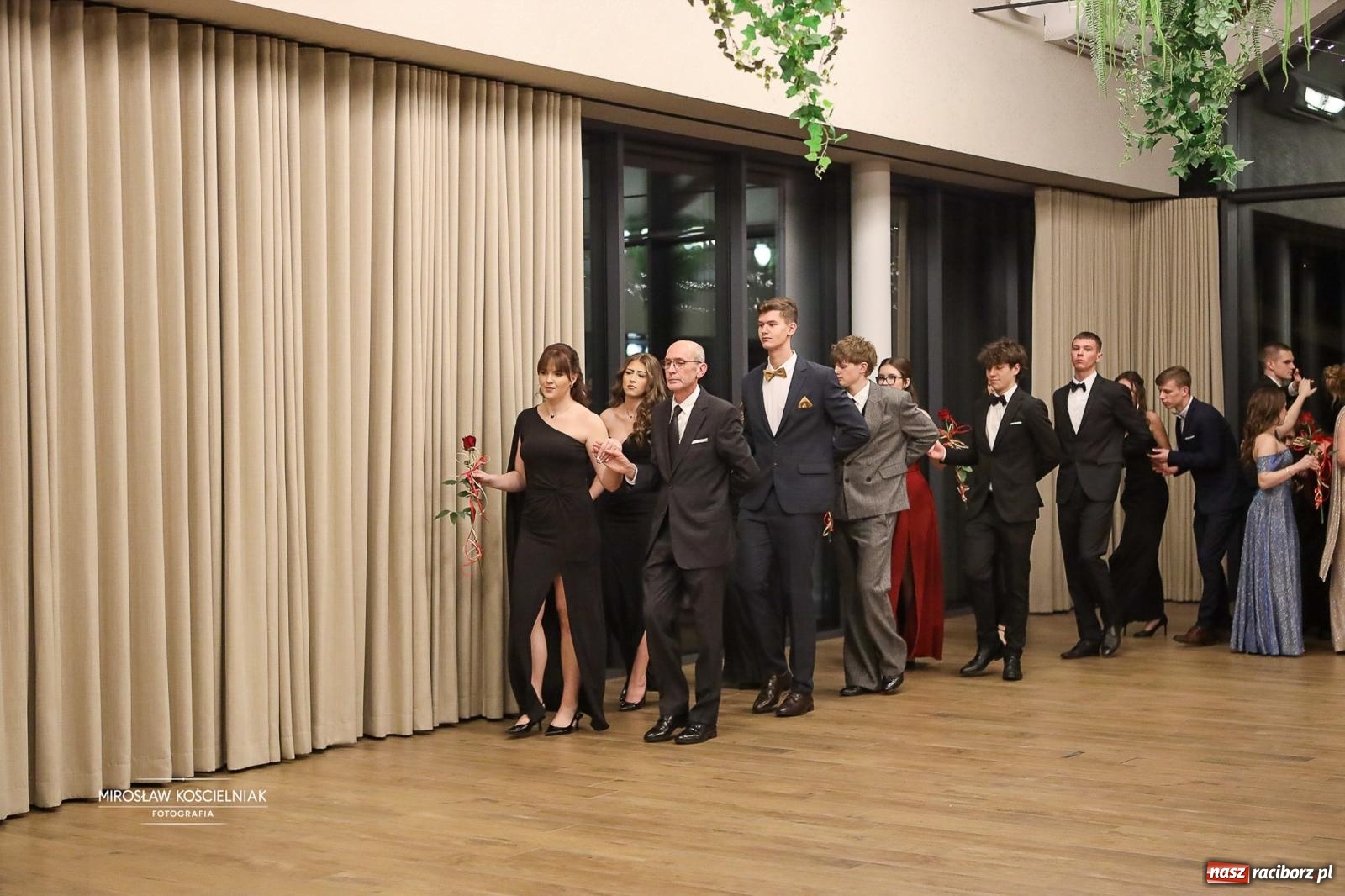 Zdjęcie w galerii na portalu naszraciborz.pl: Róże Kasprowicza w Rudym Lesie. Studniówka ZSO nr 1 z Raciborza na bis [FOTO] wiadomości z regionu